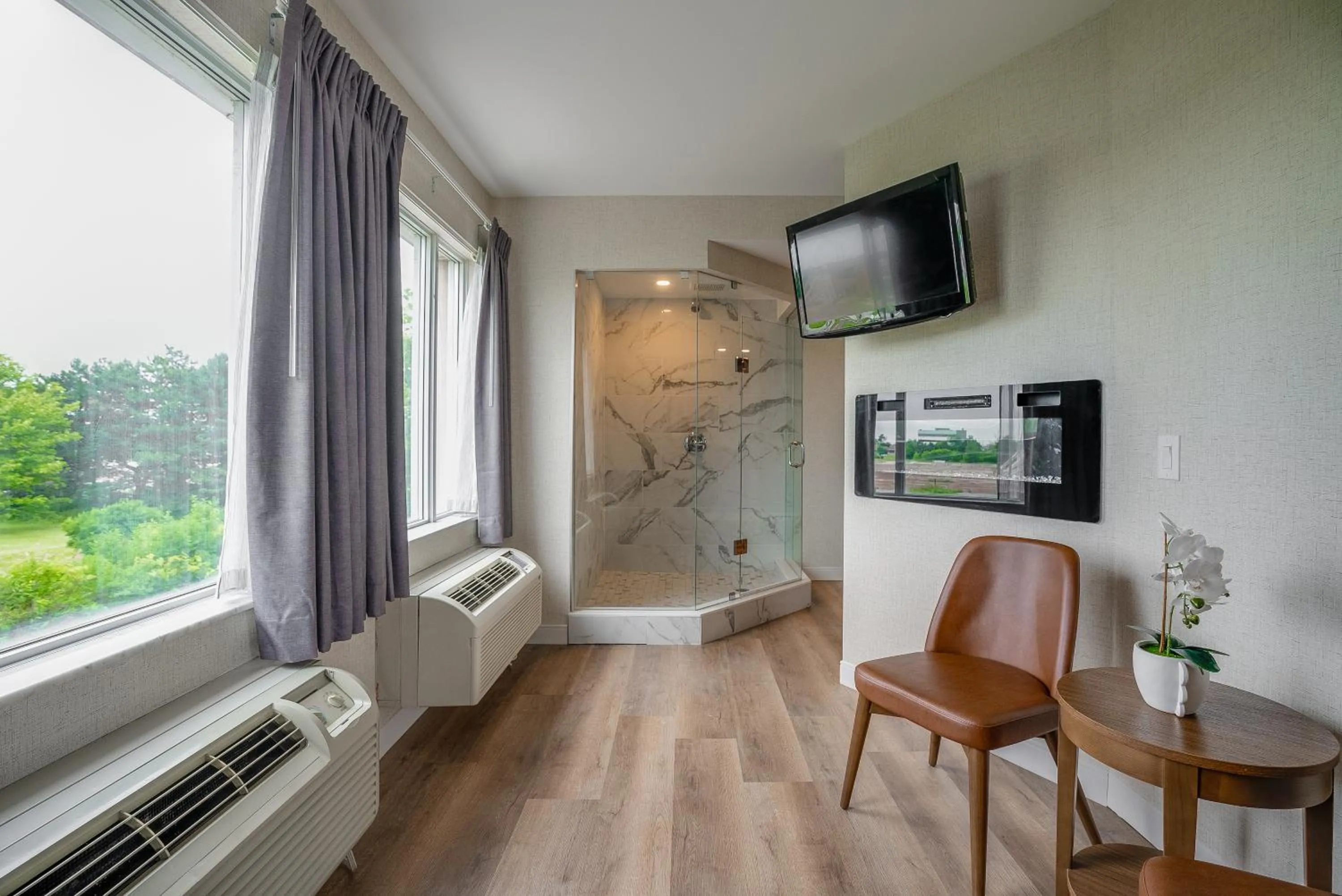 Shower in Monte Carlo Inn Oakville Suites