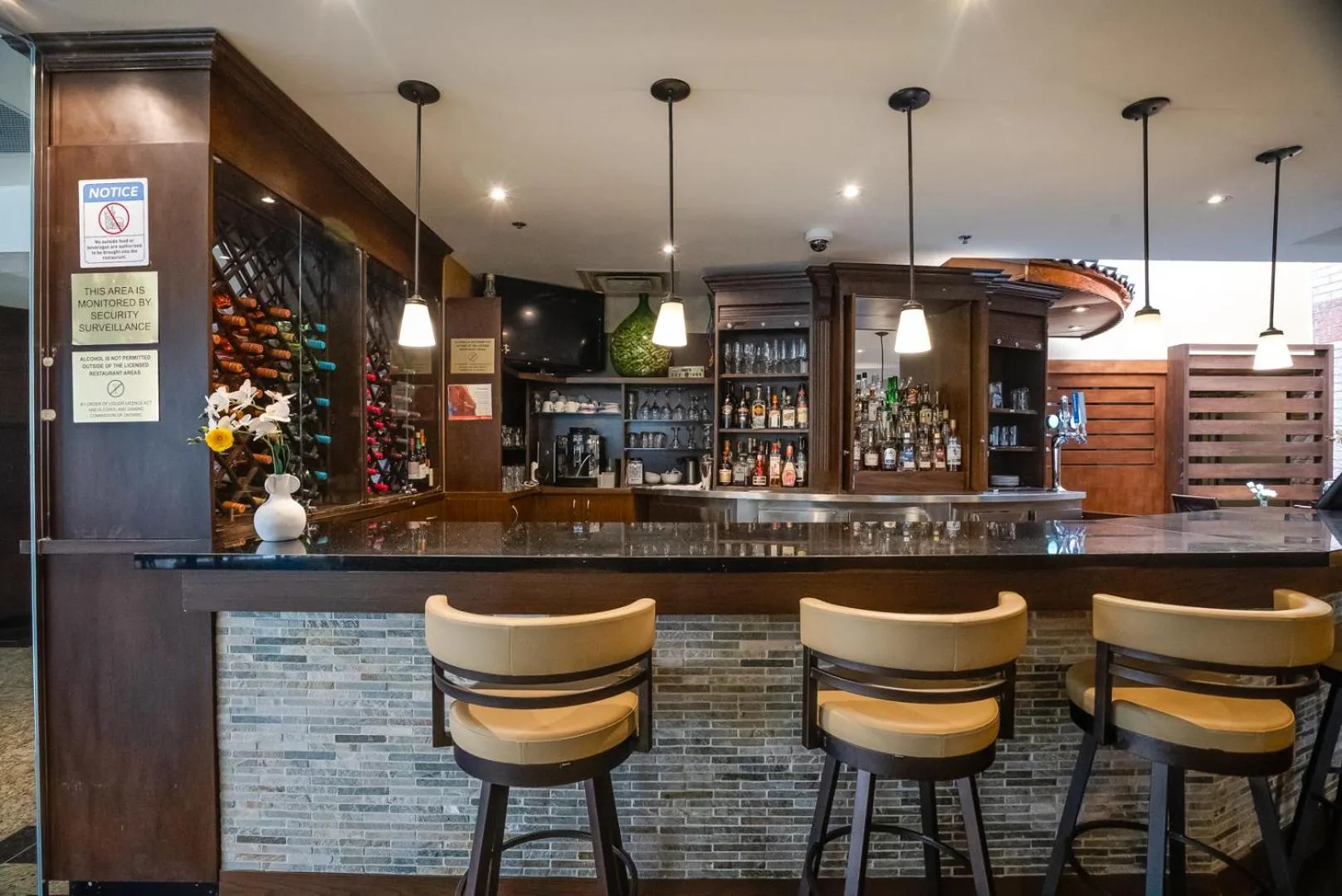 Lounge or bar in Monte Carlo Inn Airport Suites