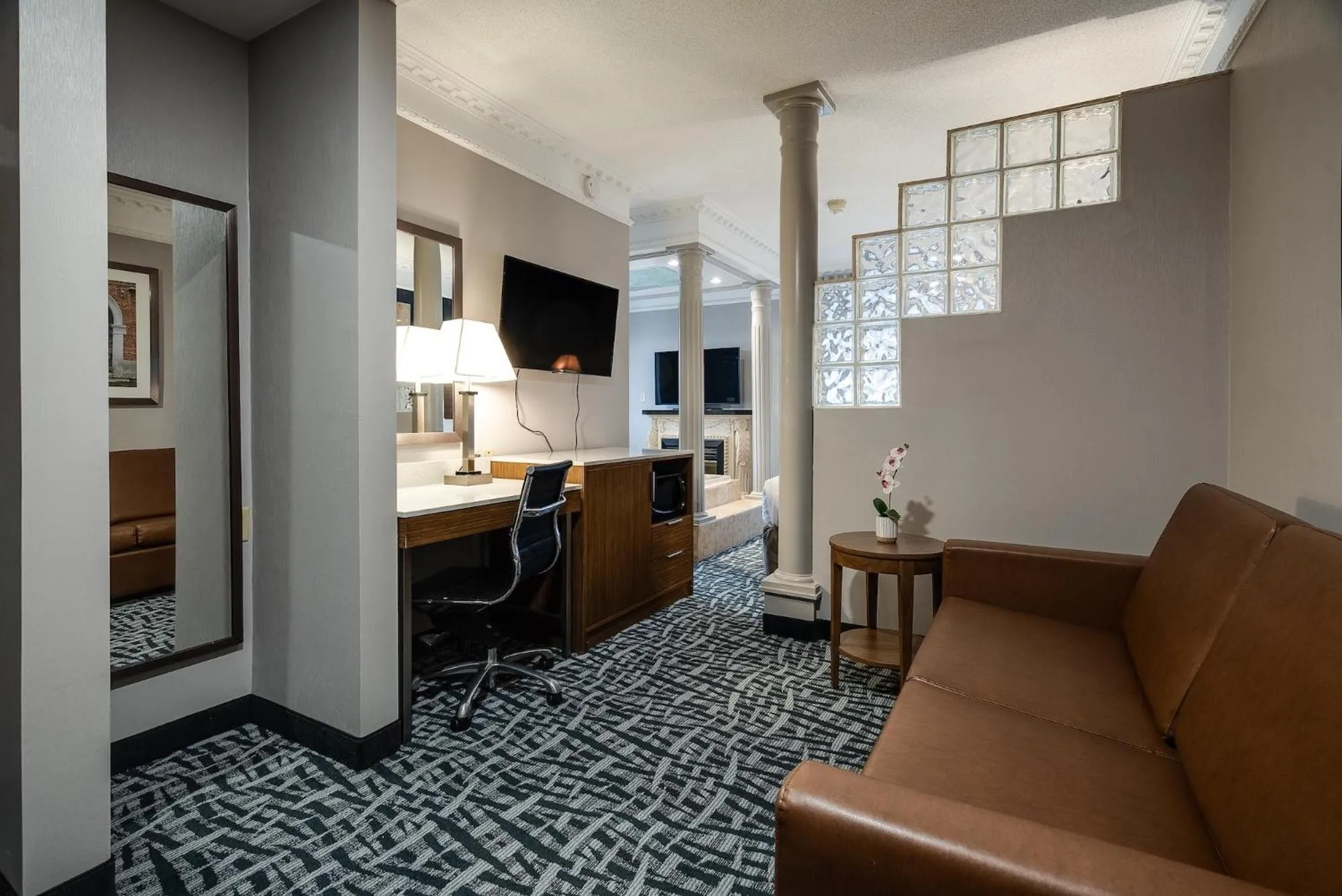 TV and multimedia in Monte Carlo Inn Toronto West Suites