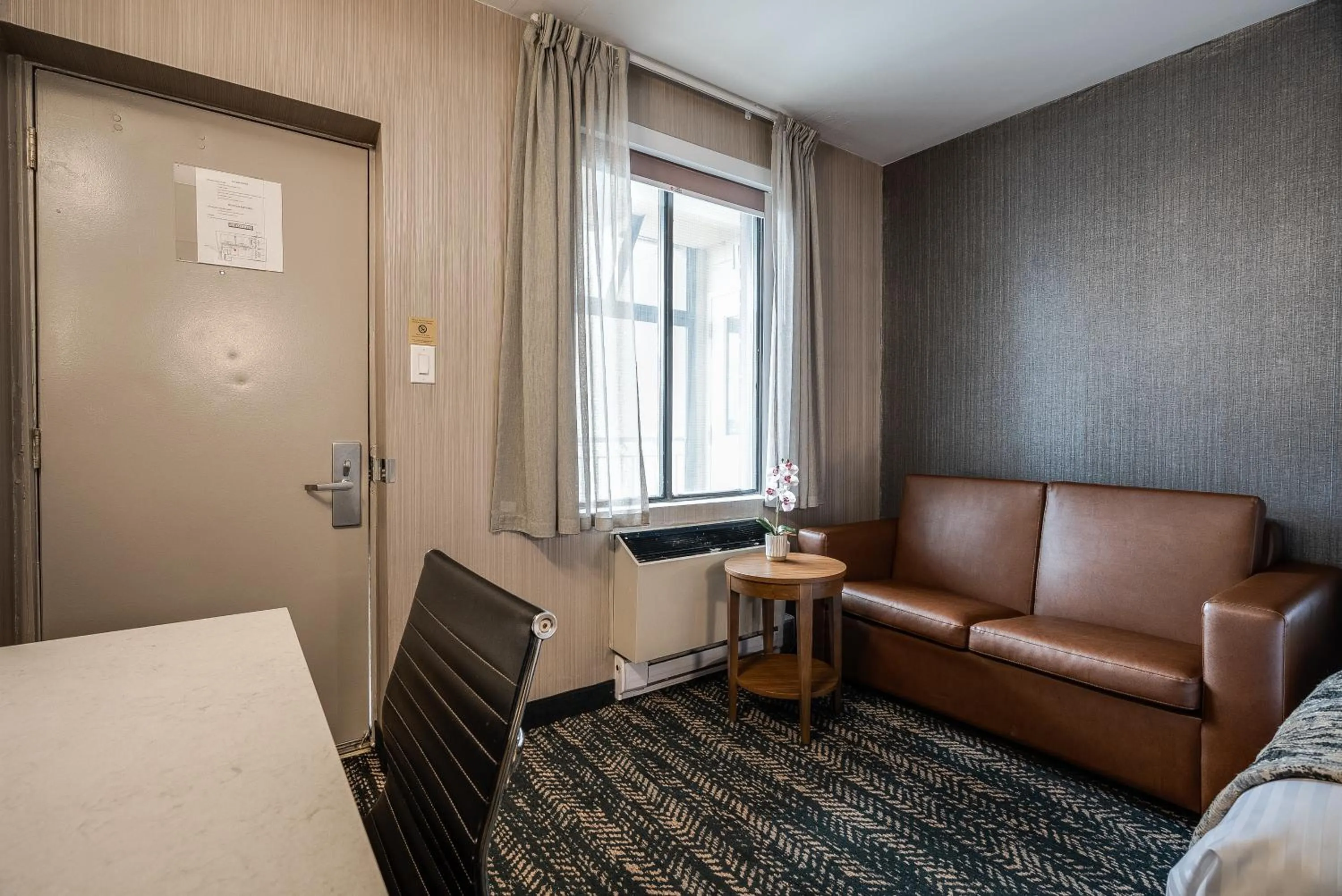 Seating area, Bed in Monte Carlo Inn Toronto West Suites