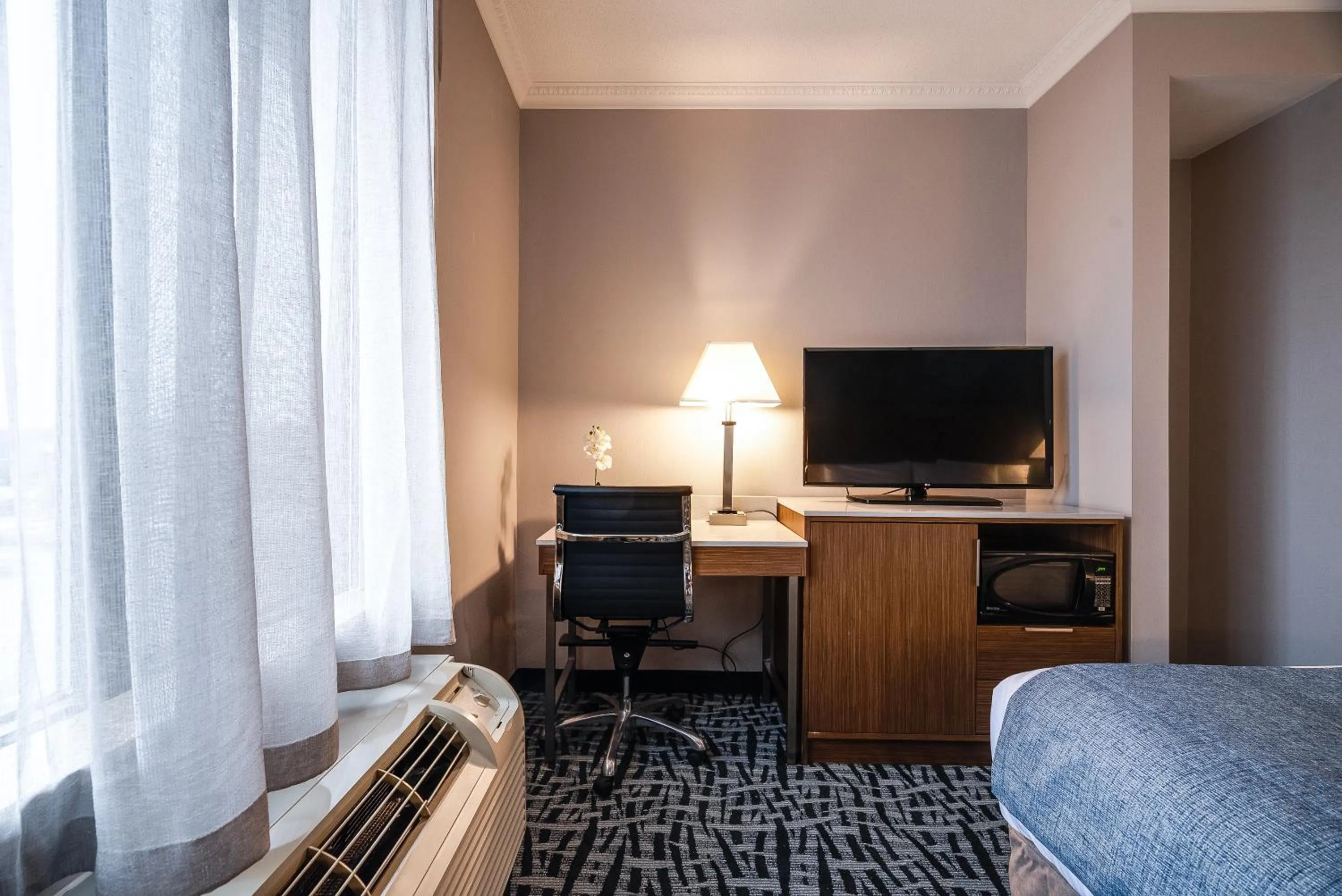 Bedroom, Bed in Monte Carlo Inn Toronto West Suites