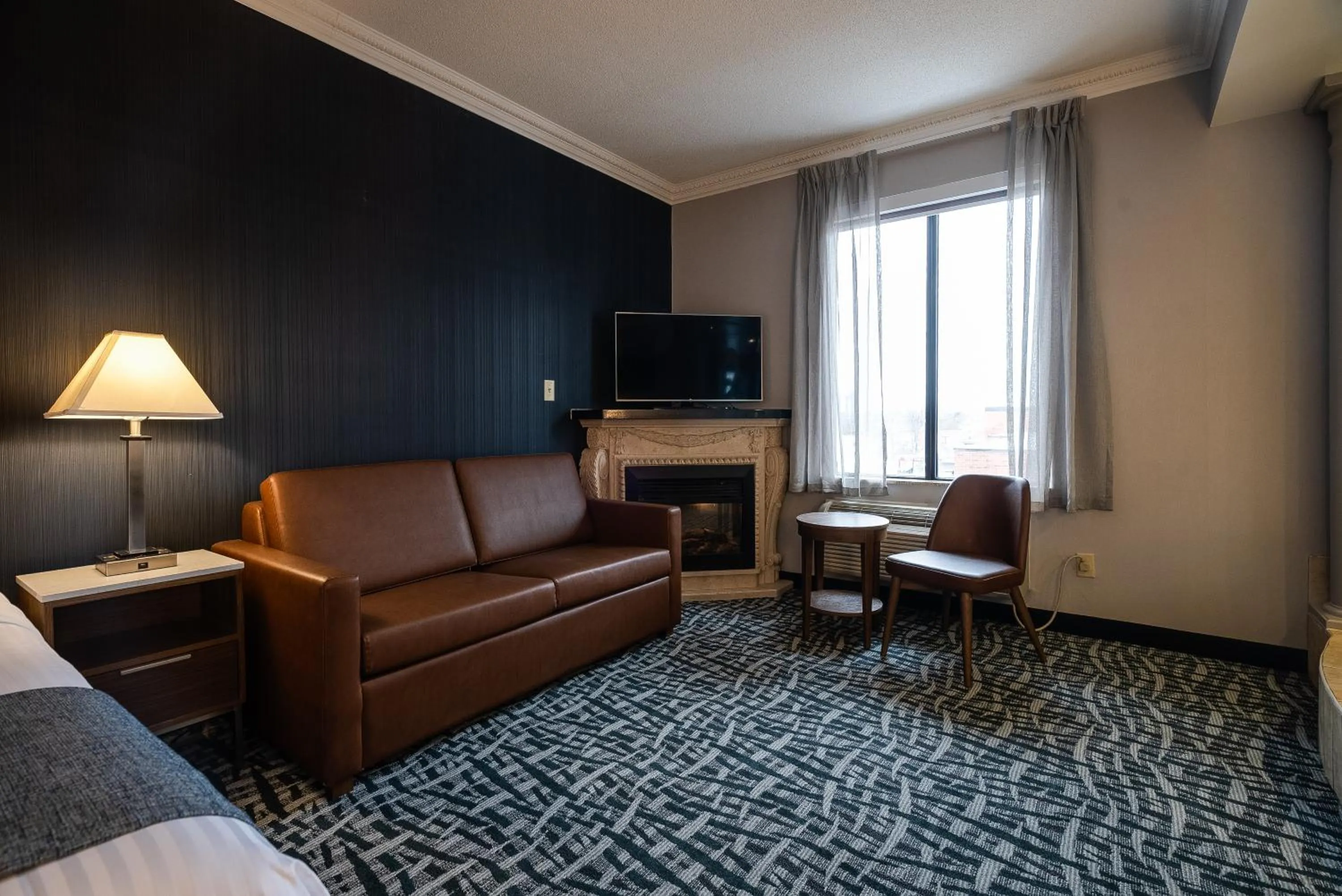 TV and multimedia in Monte Carlo Inn Toronto West Suites