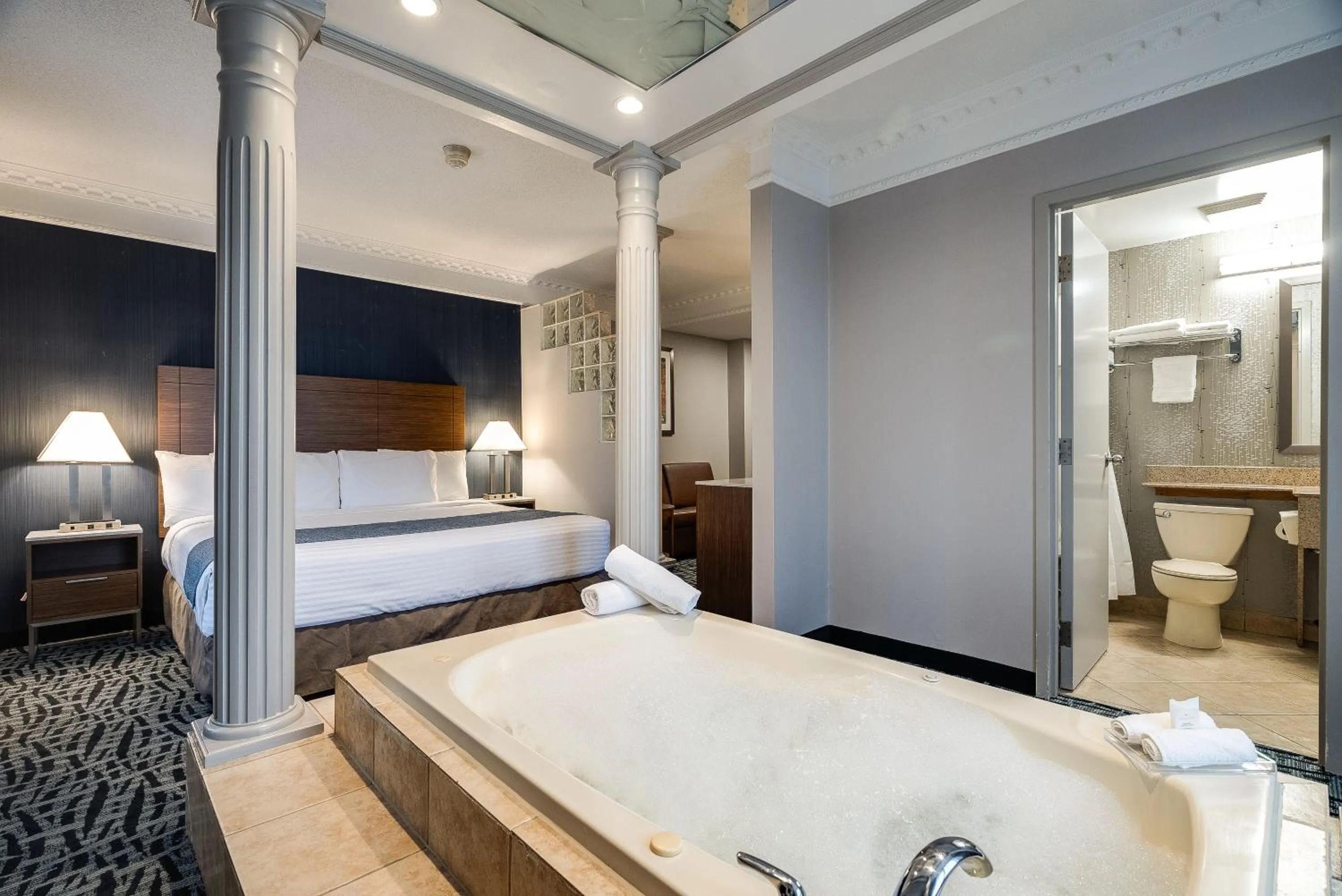 Hot Tub, Bed in Monte Carlo Inn Toronto West Suites