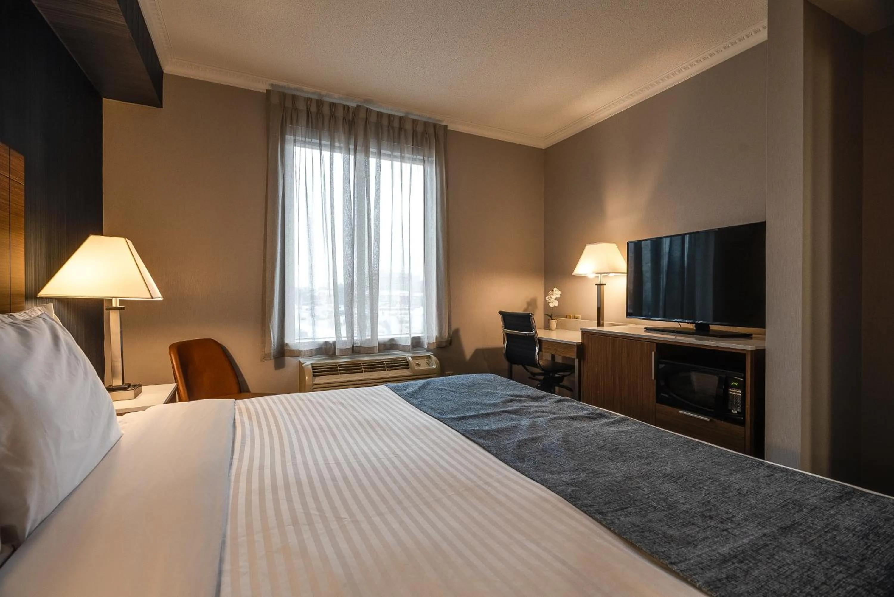 Bedroom, Bed in Monte Carlo Inn Toronto West Suites