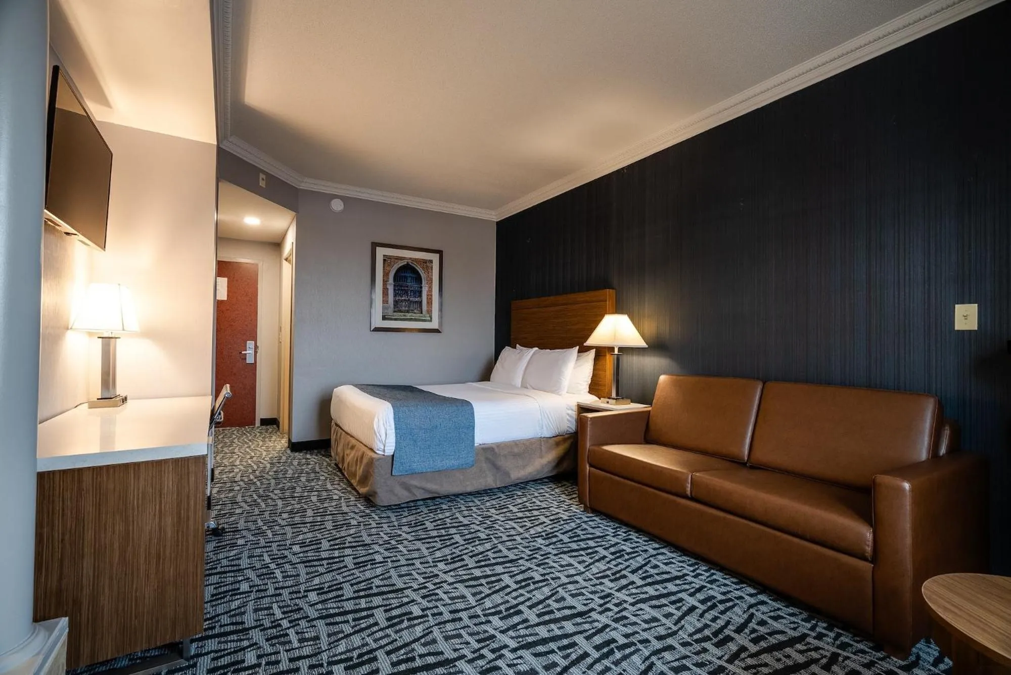 Photo of the whole room, Bed in Monte Carlo Inn Toronto West Suites