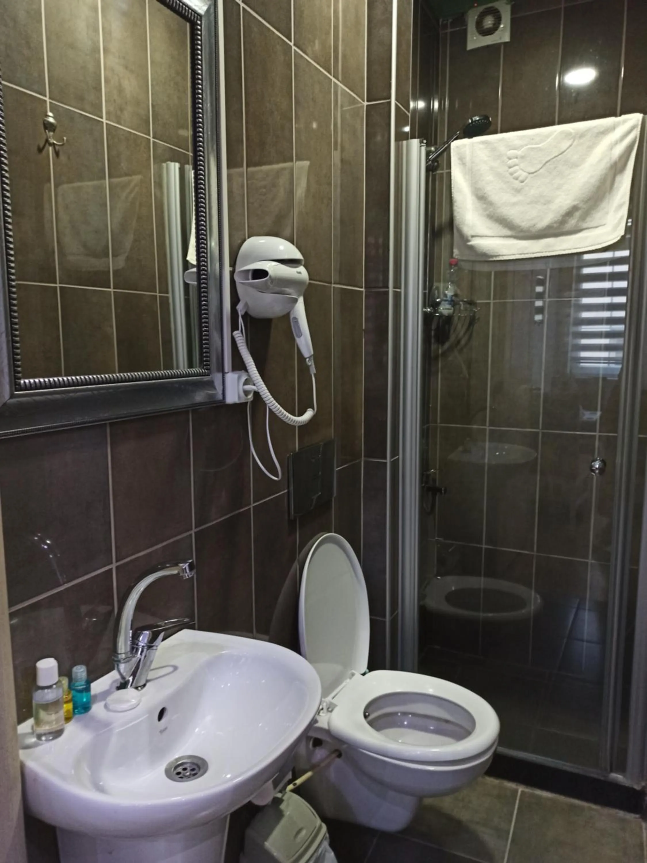Shower in Taxim Starlight Hotel