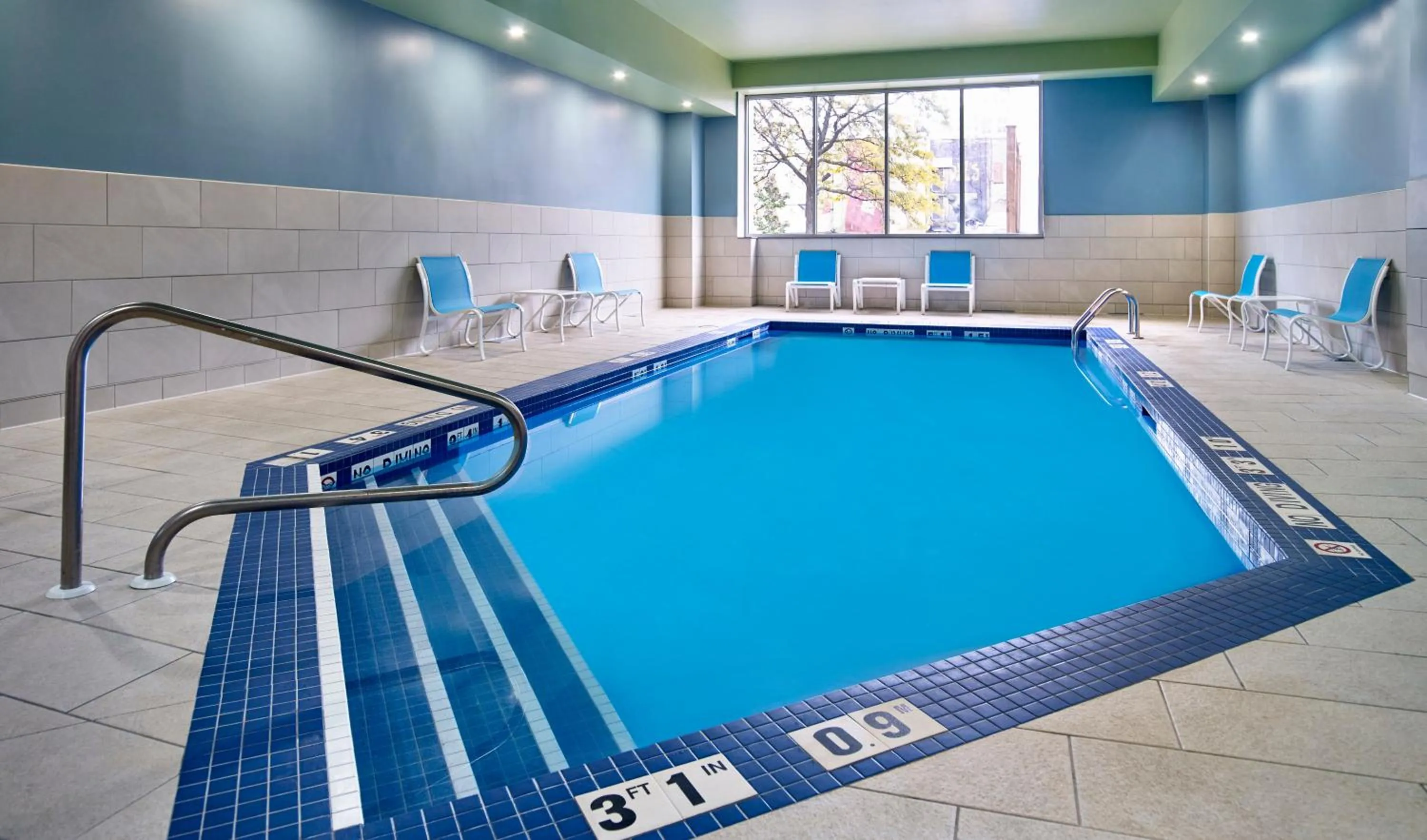 Swimming pool in Holiday Inn Express Windsor Waterfront by IHG