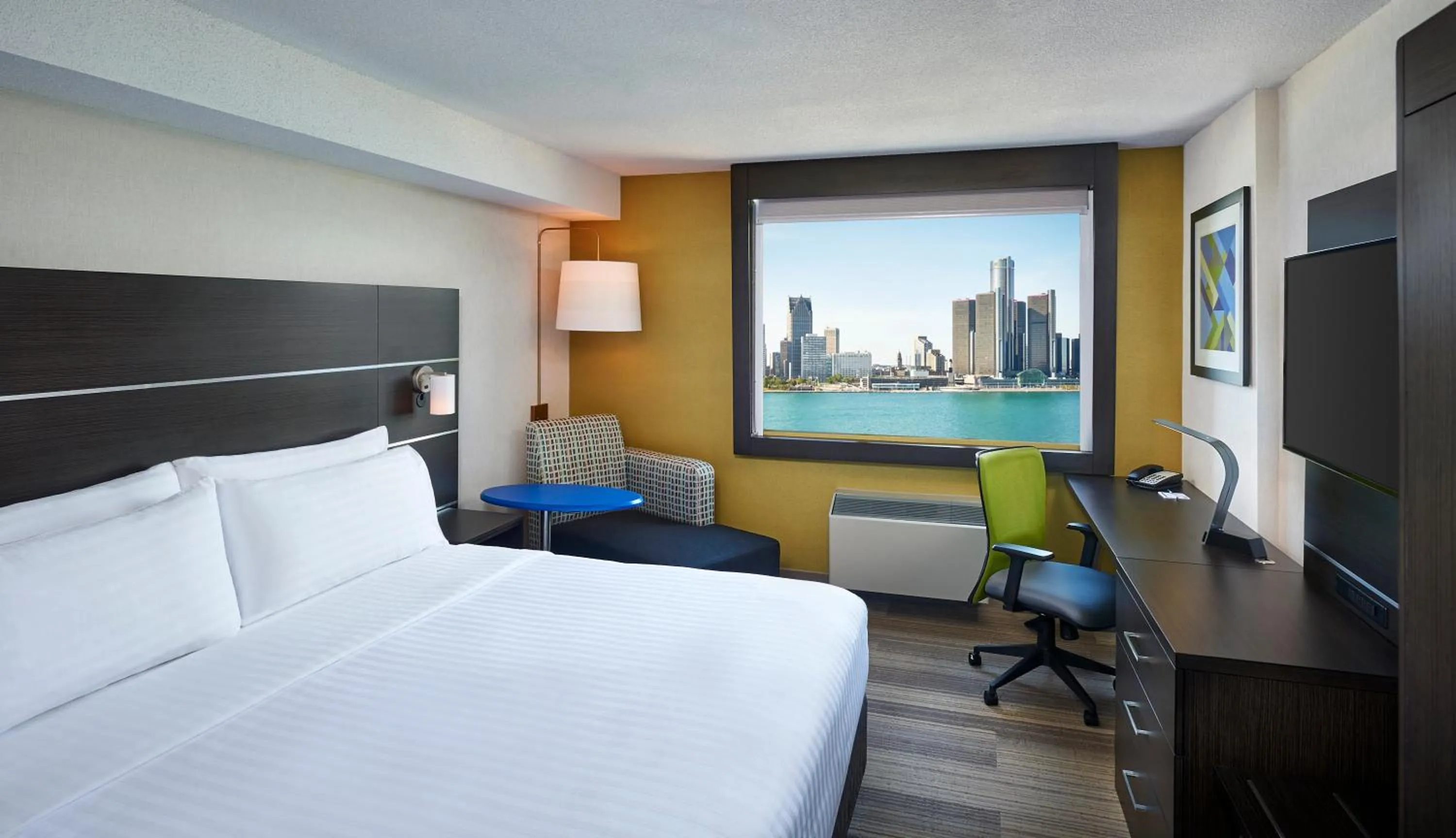 Photo of the whole room, Bed in Holiday Inn Express Windsor Waterfront by IHG
