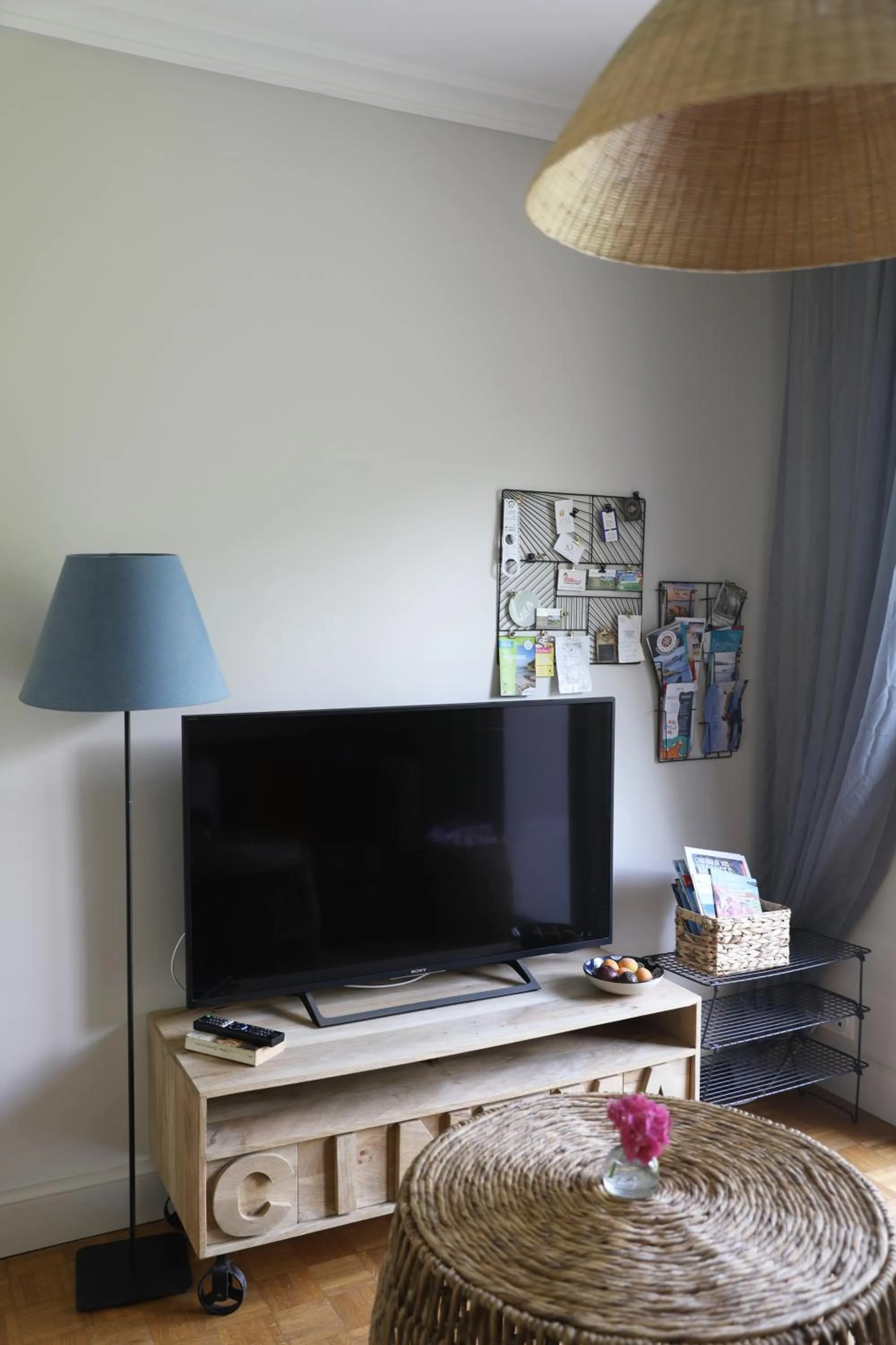 TV and multimedia in EDEN Locquirec - Piscine & Spa Chambre d hôtes