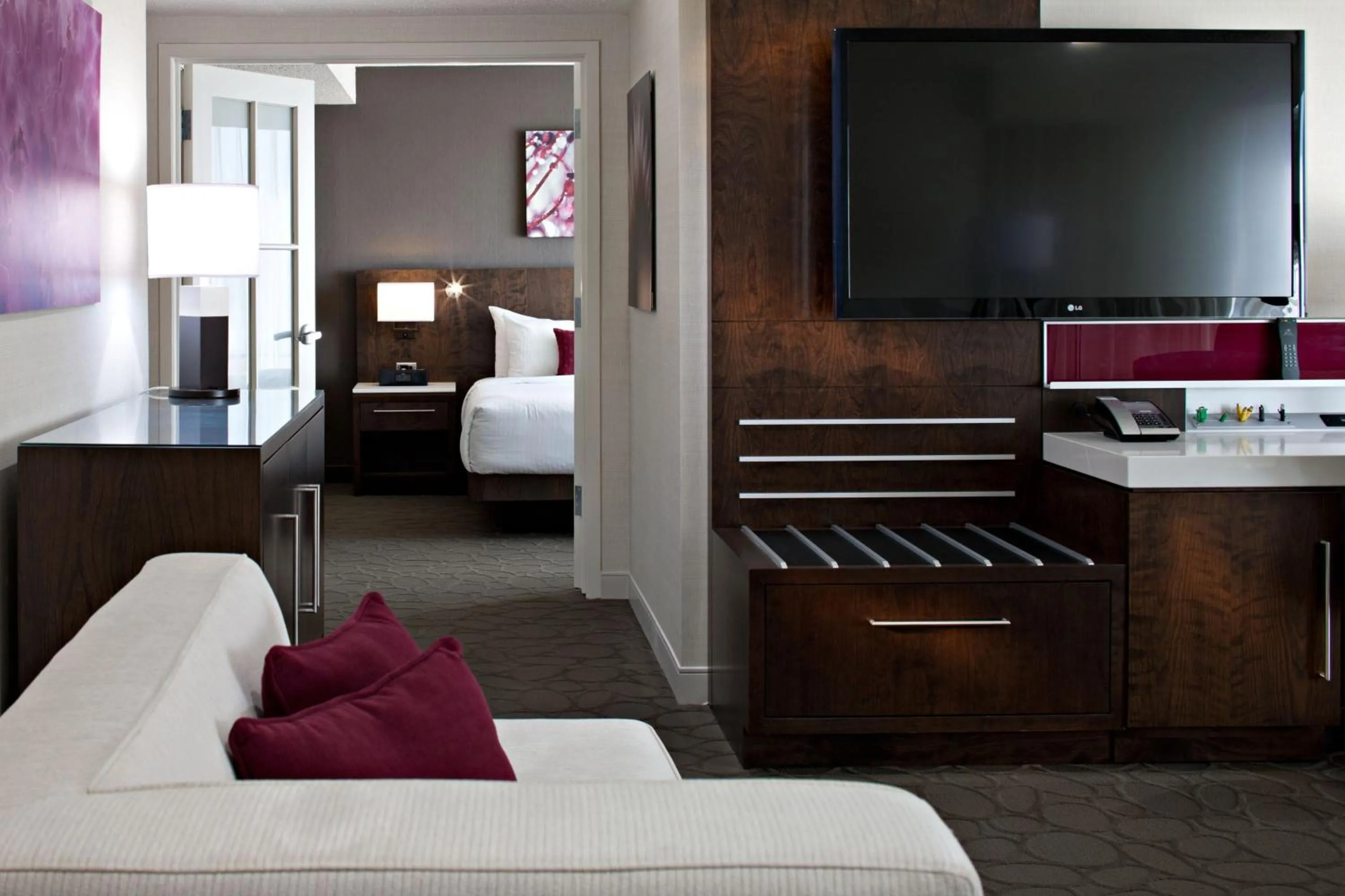 Living room, Bed in Delta Hotels by Marriott Edmonton South Conference Centre