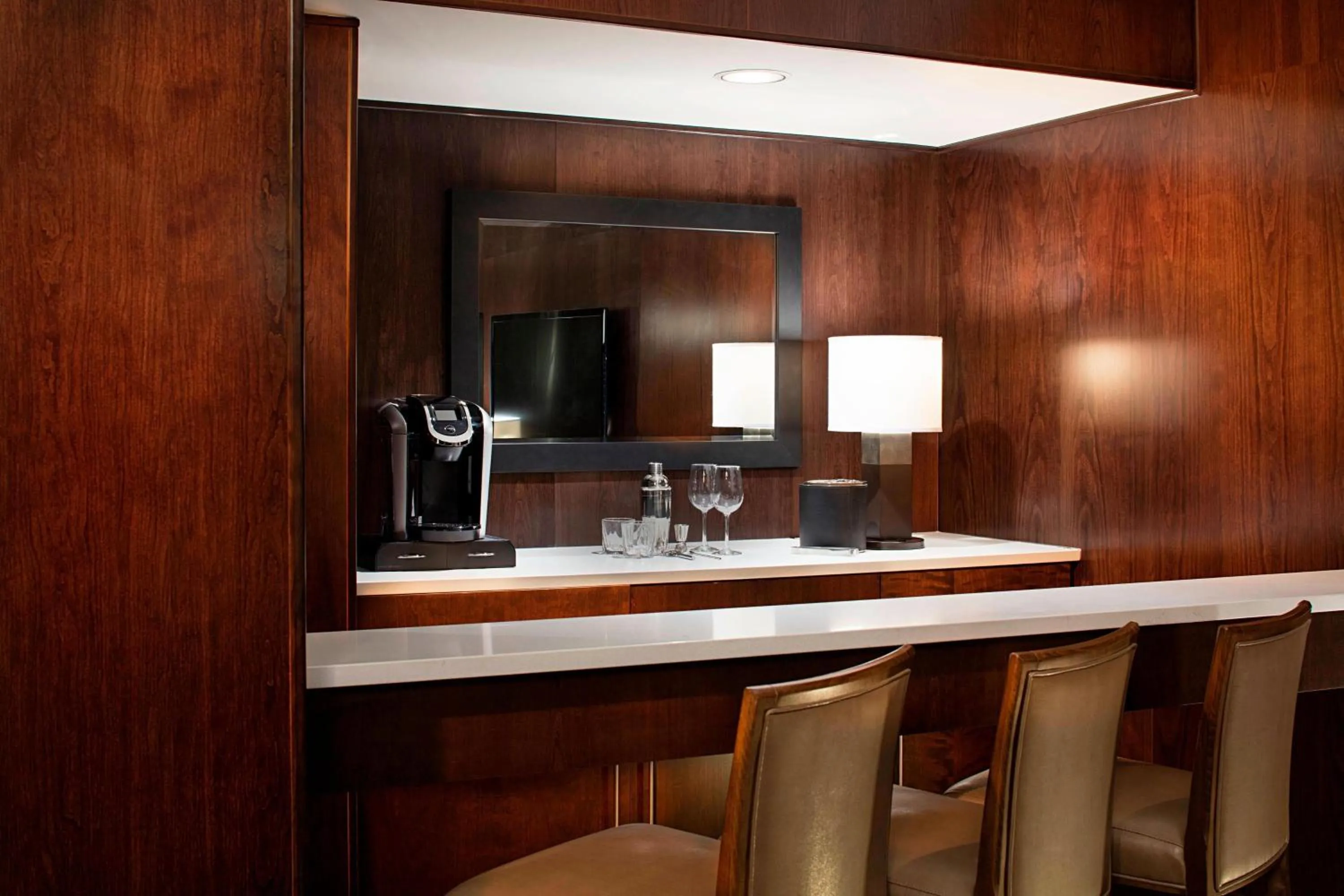 Lounge or bar in Delta Hotels by Marriott Edmonton South Conference Centre