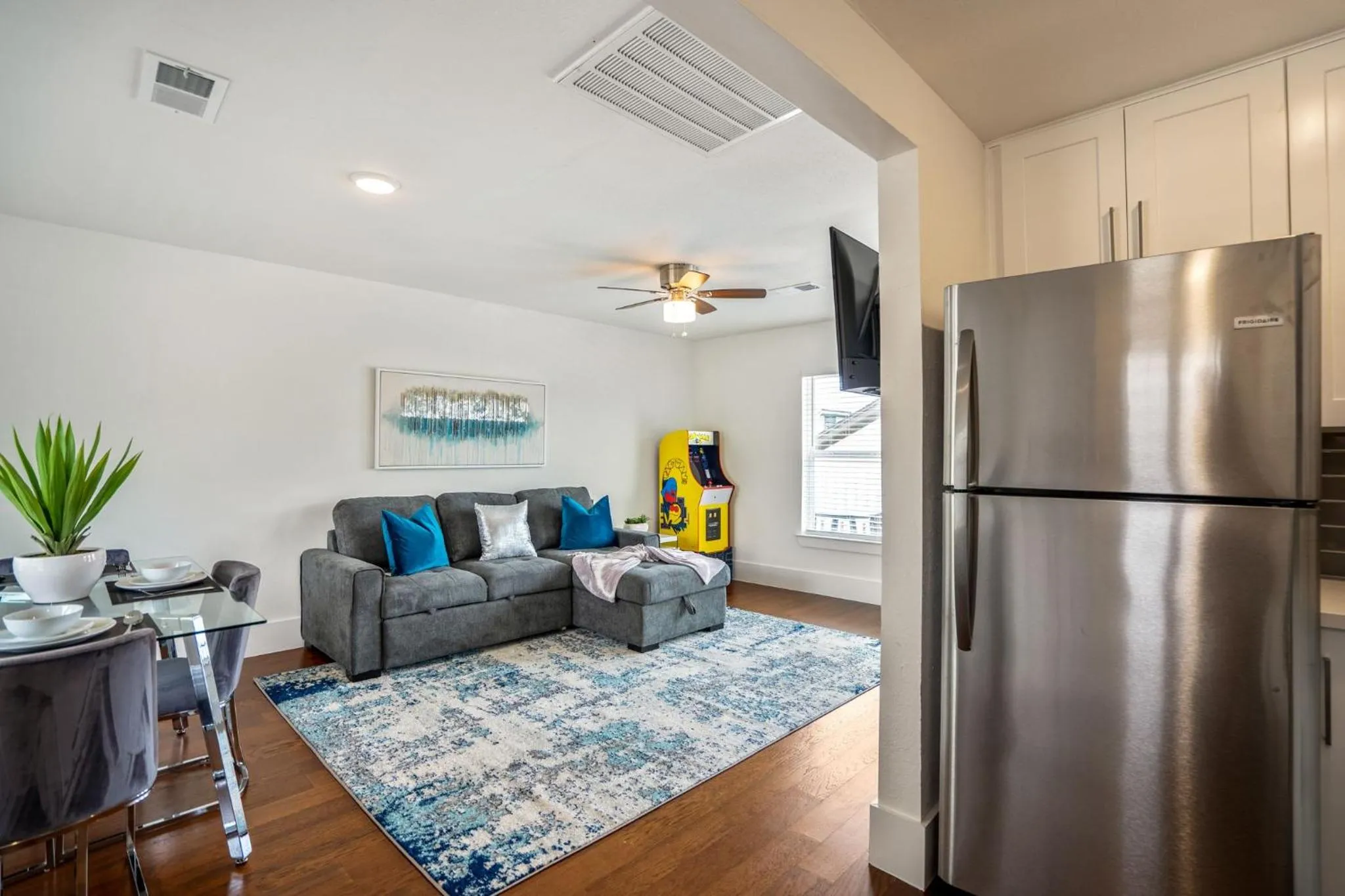 Seating area in Universal Apartment at East Downtown