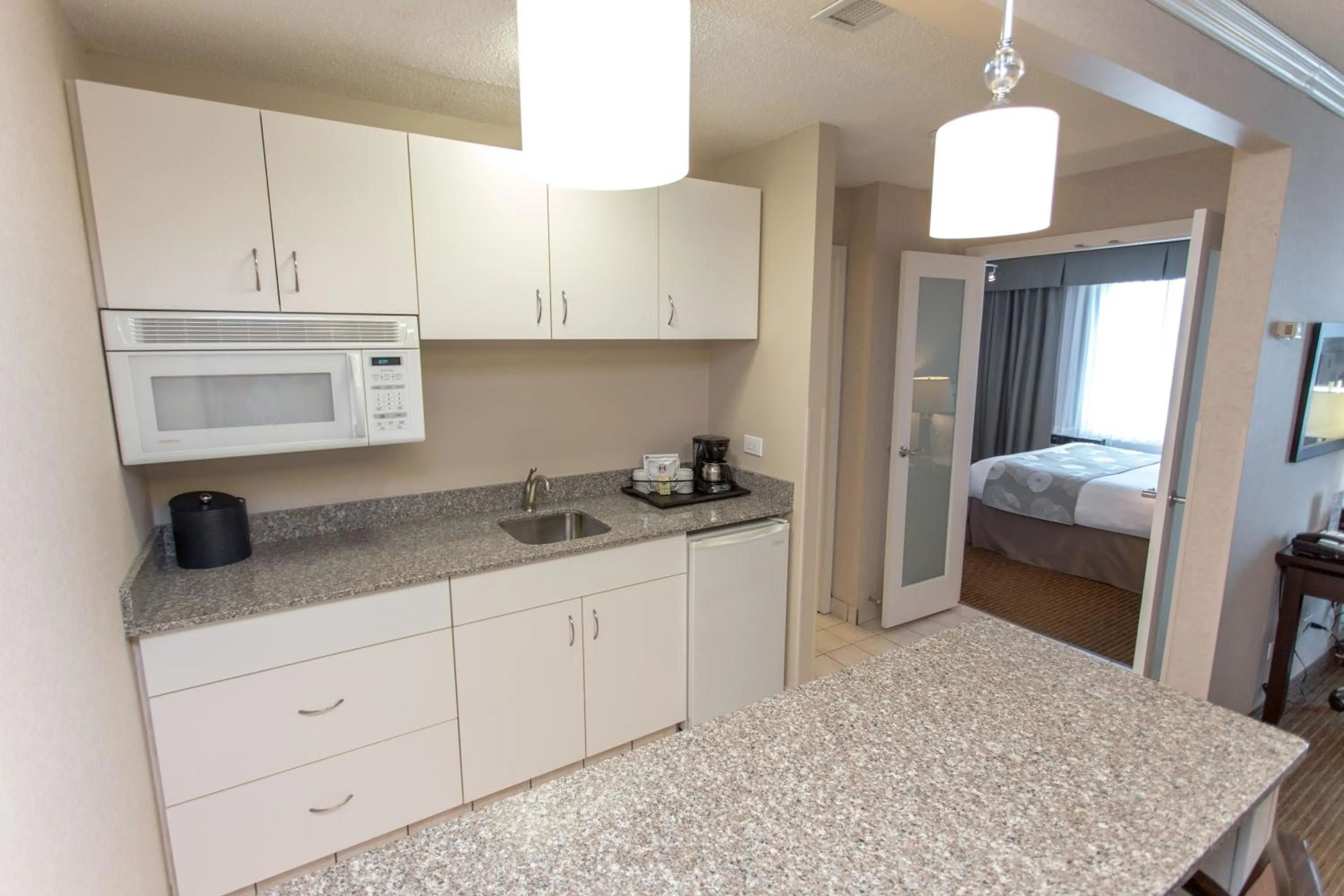 Kitchen or kitchenette, Bed in Campus Tower Suite Hotel