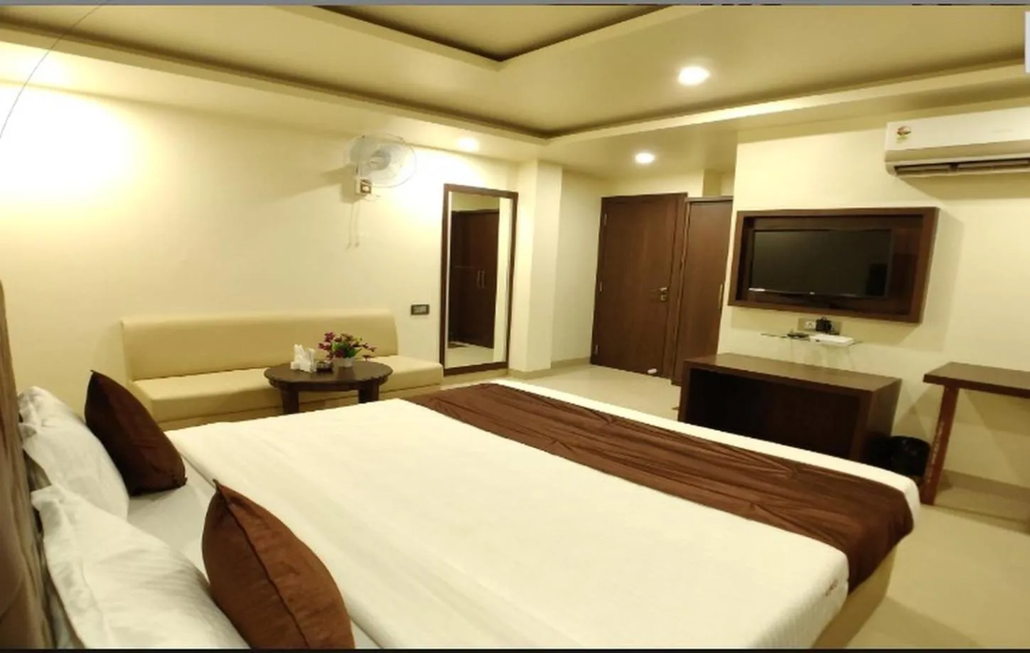 Bed in Hotel Jalsa , Bhopal