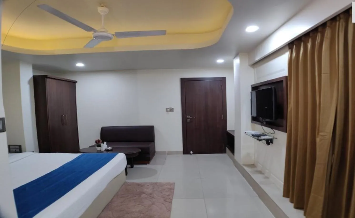 Communal lounge/ TV room in Hotel Jalsa , Bhopal