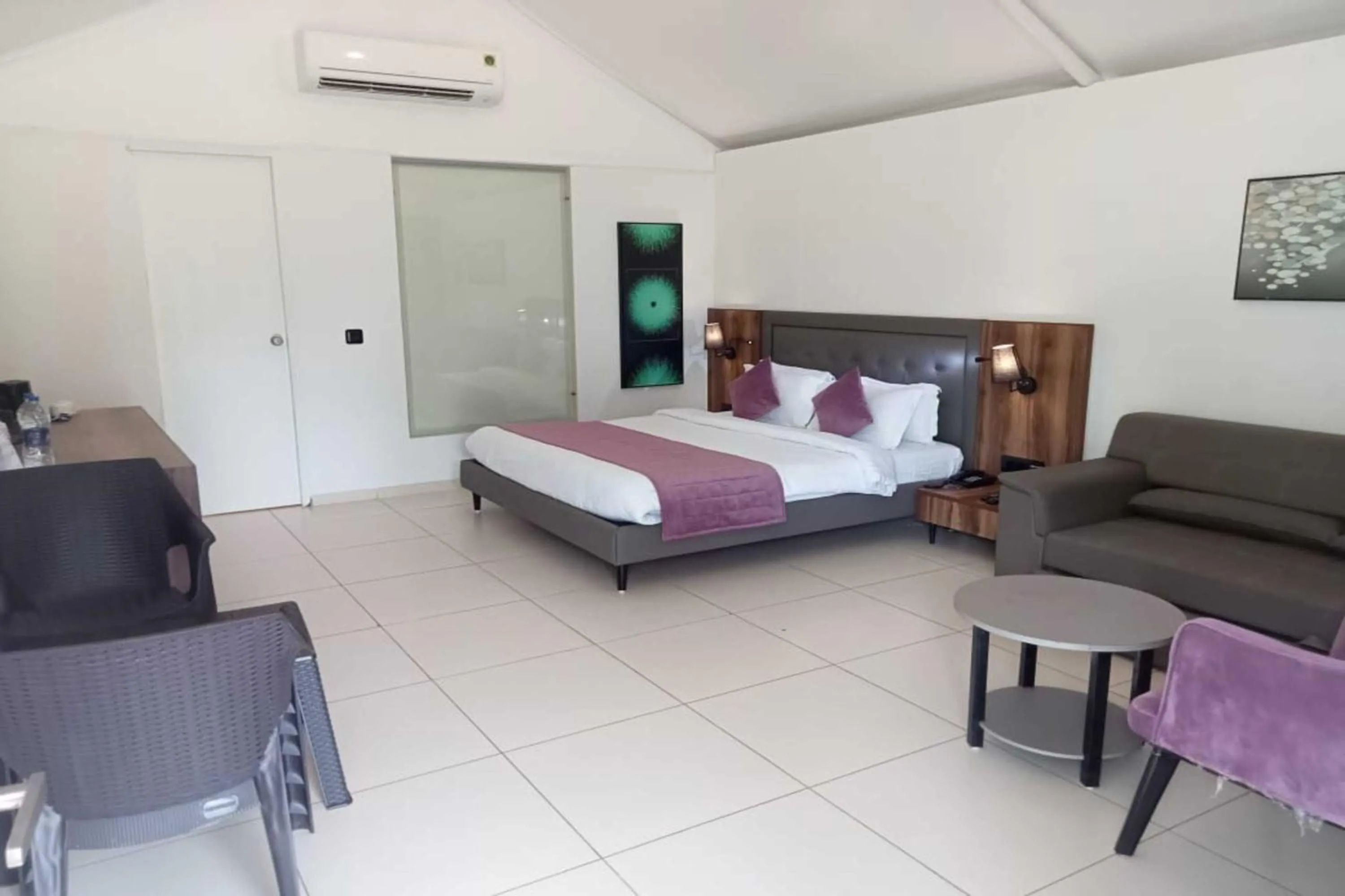 Photo of the whole room, Bed in White Feather Resort Kauncha