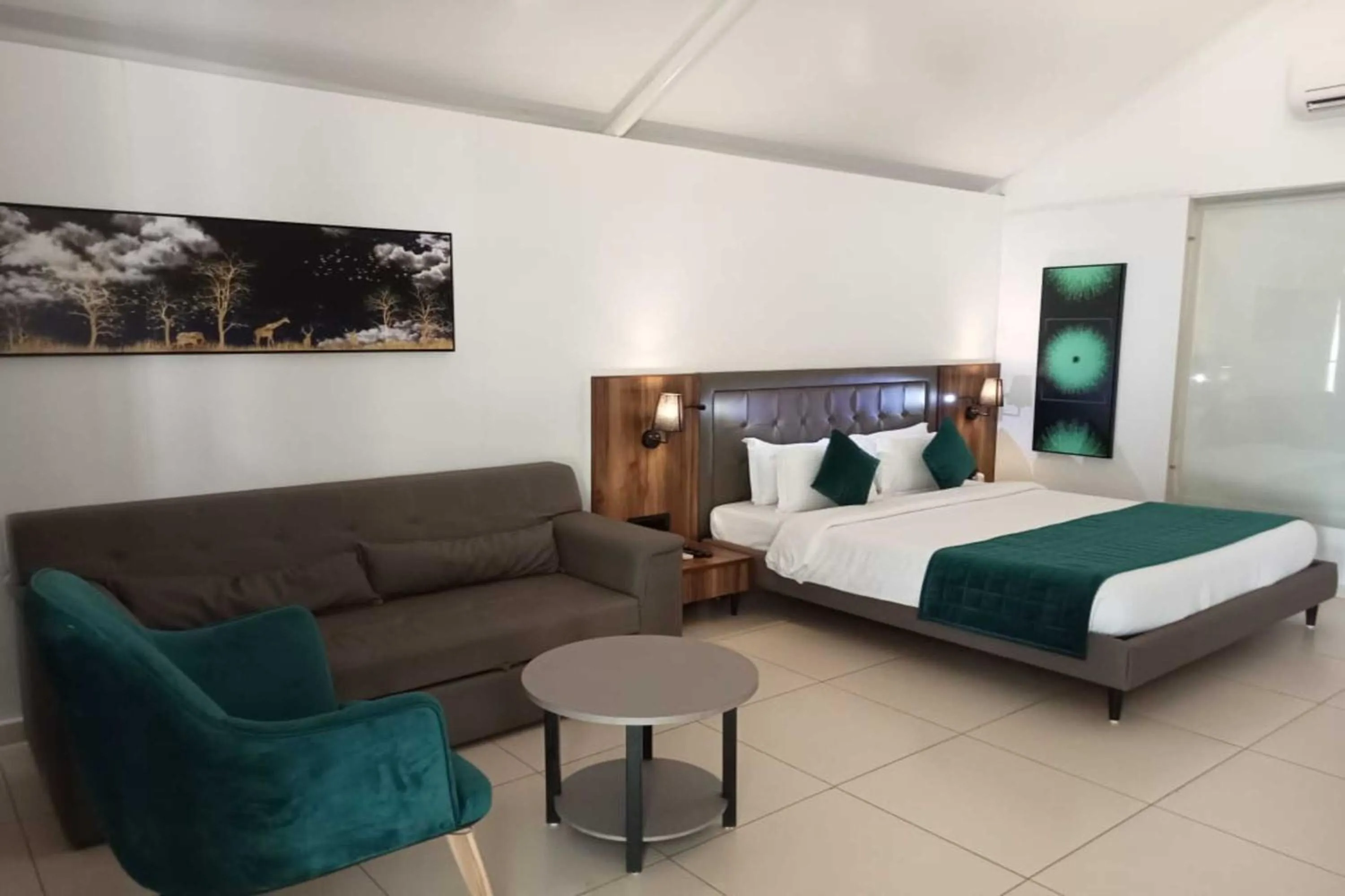 Photo of the whole room, Bed in White Feather Resort Kauncha