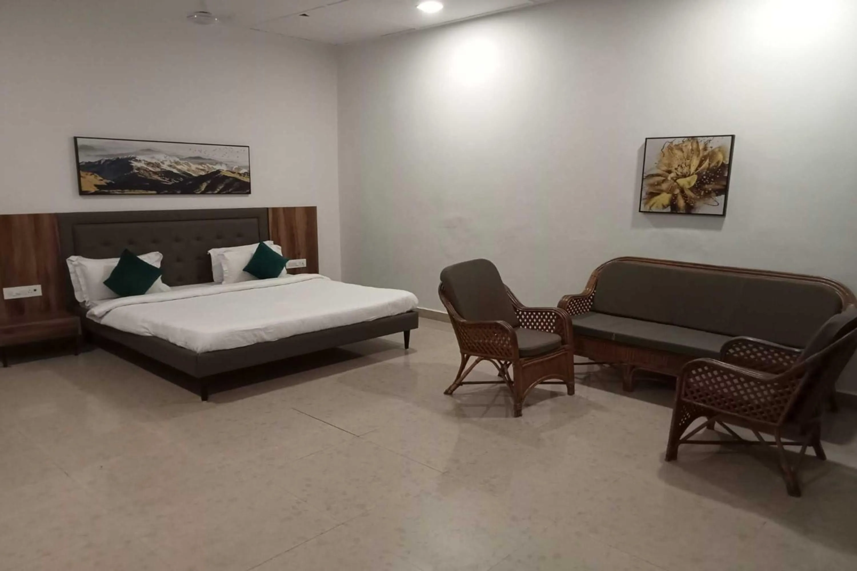 Photo of the whole room, Bed in White Feather Resort Kauncha