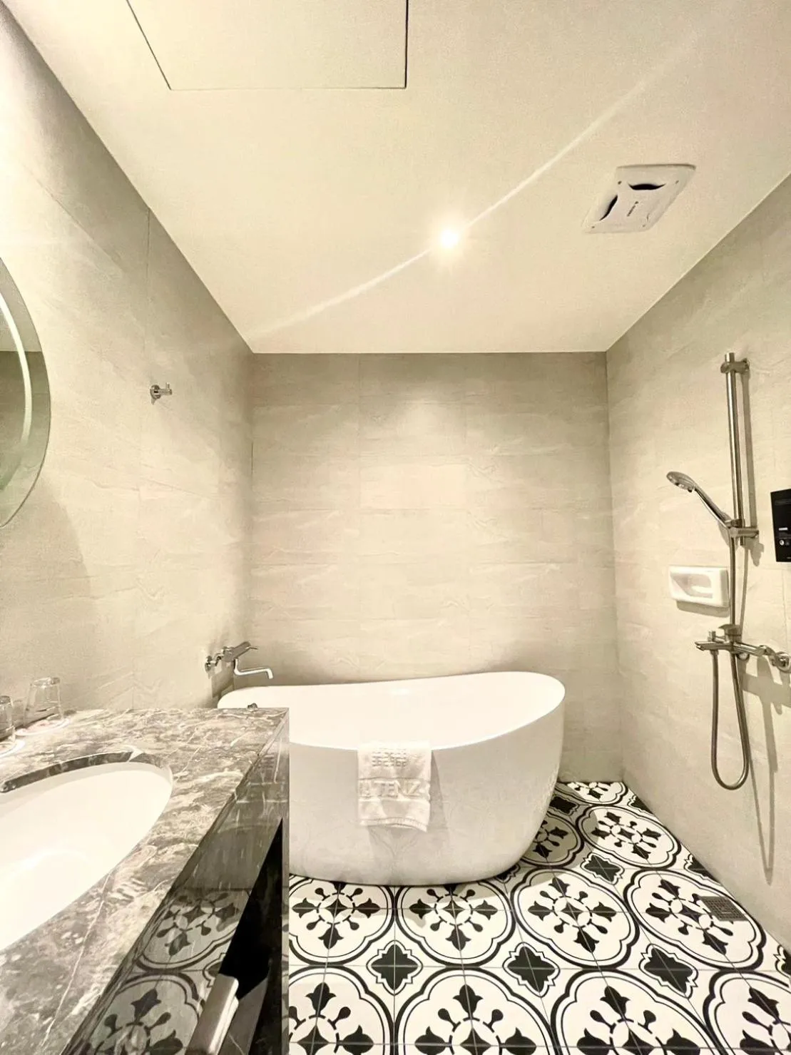 Shower in Tenz Go Hotel