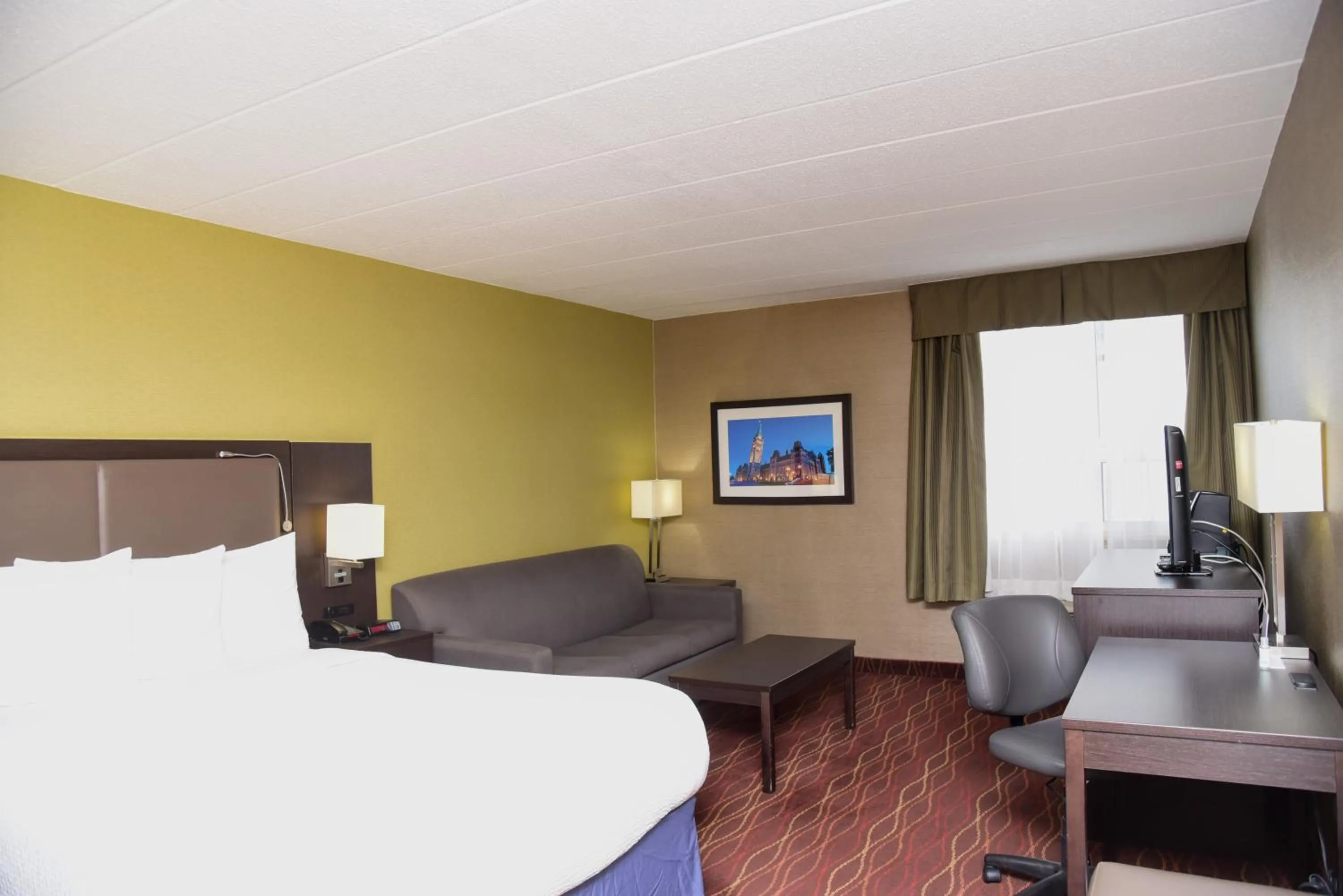 1 Queen Deluxe Room in Days Inn by Wyndham Ottawa
