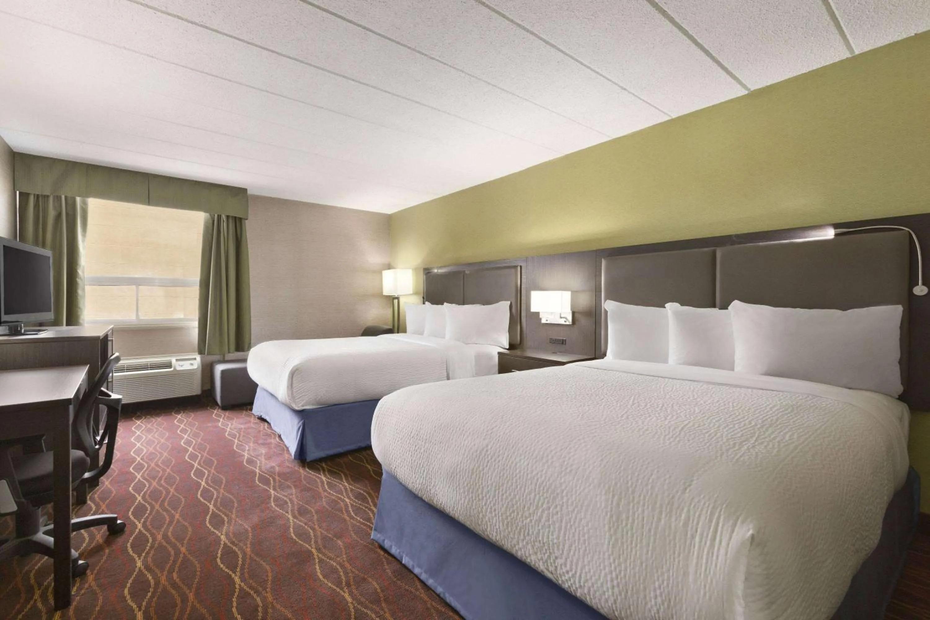 Photo of the whole room, Bed in Days Inn by Wyndham Ottawa