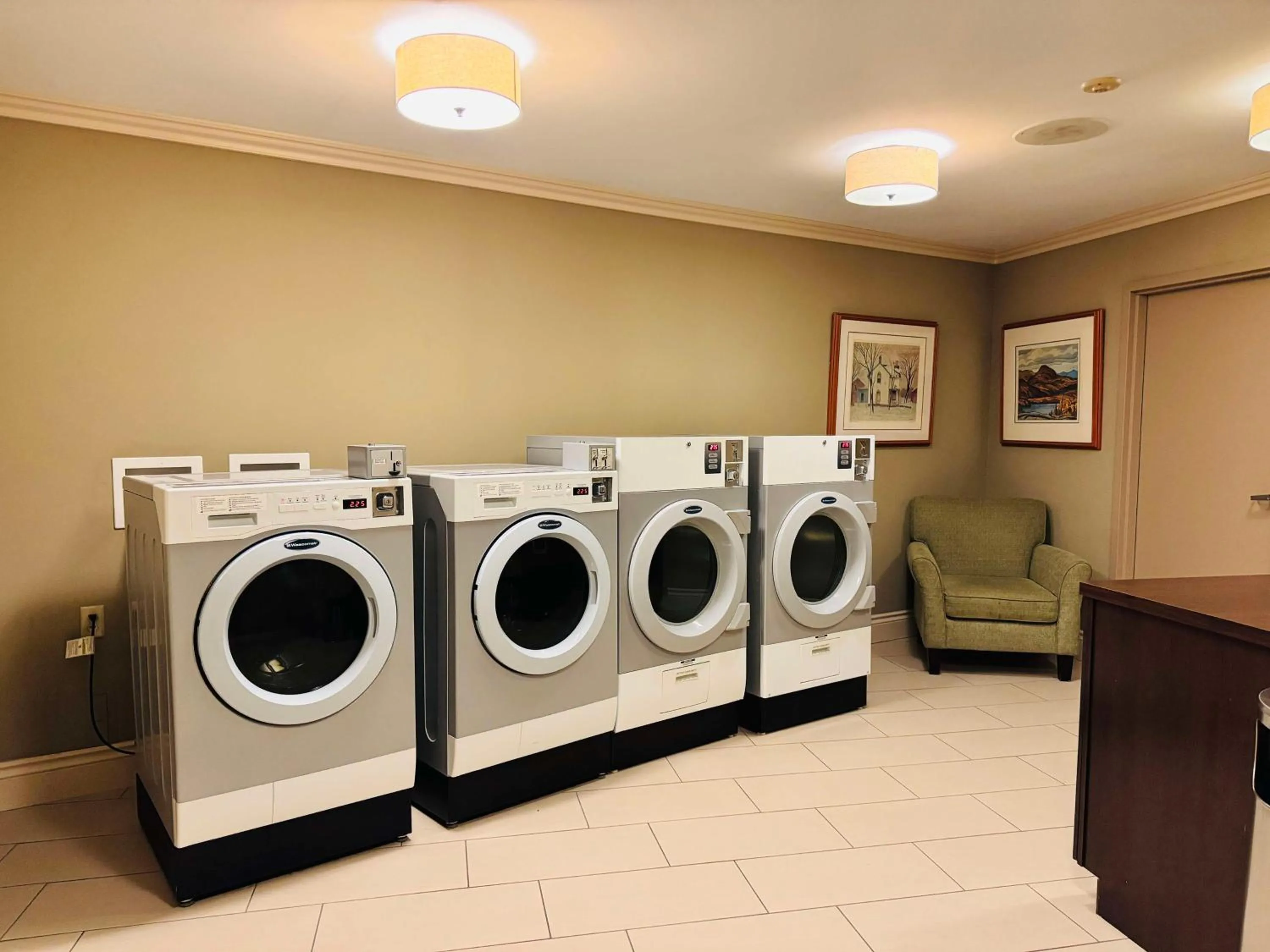 laundry in Best Western Plus Stoneridge Inn & Conference Centre London Ontario