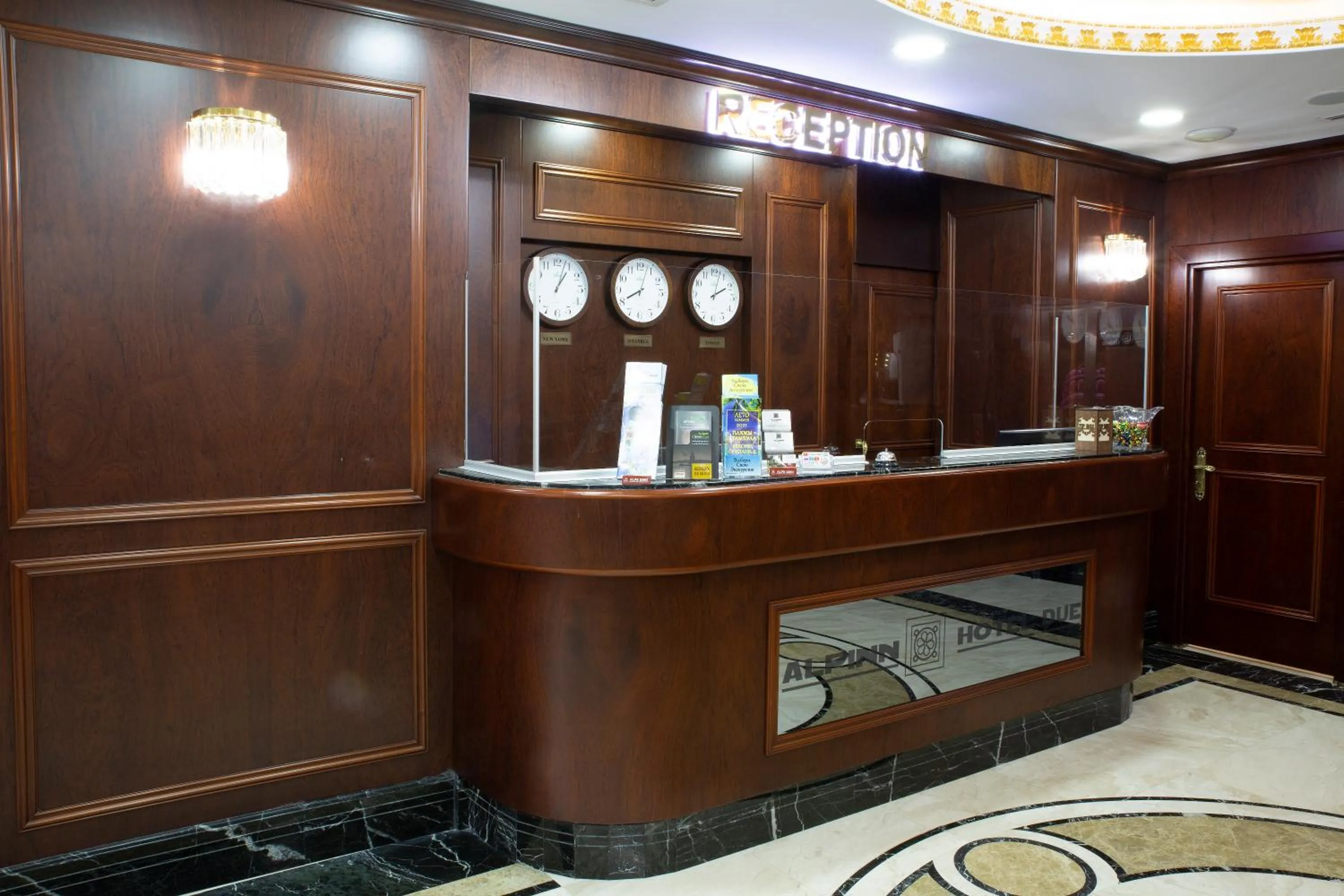 Lobby or reception in Alpinn Hotel DUE