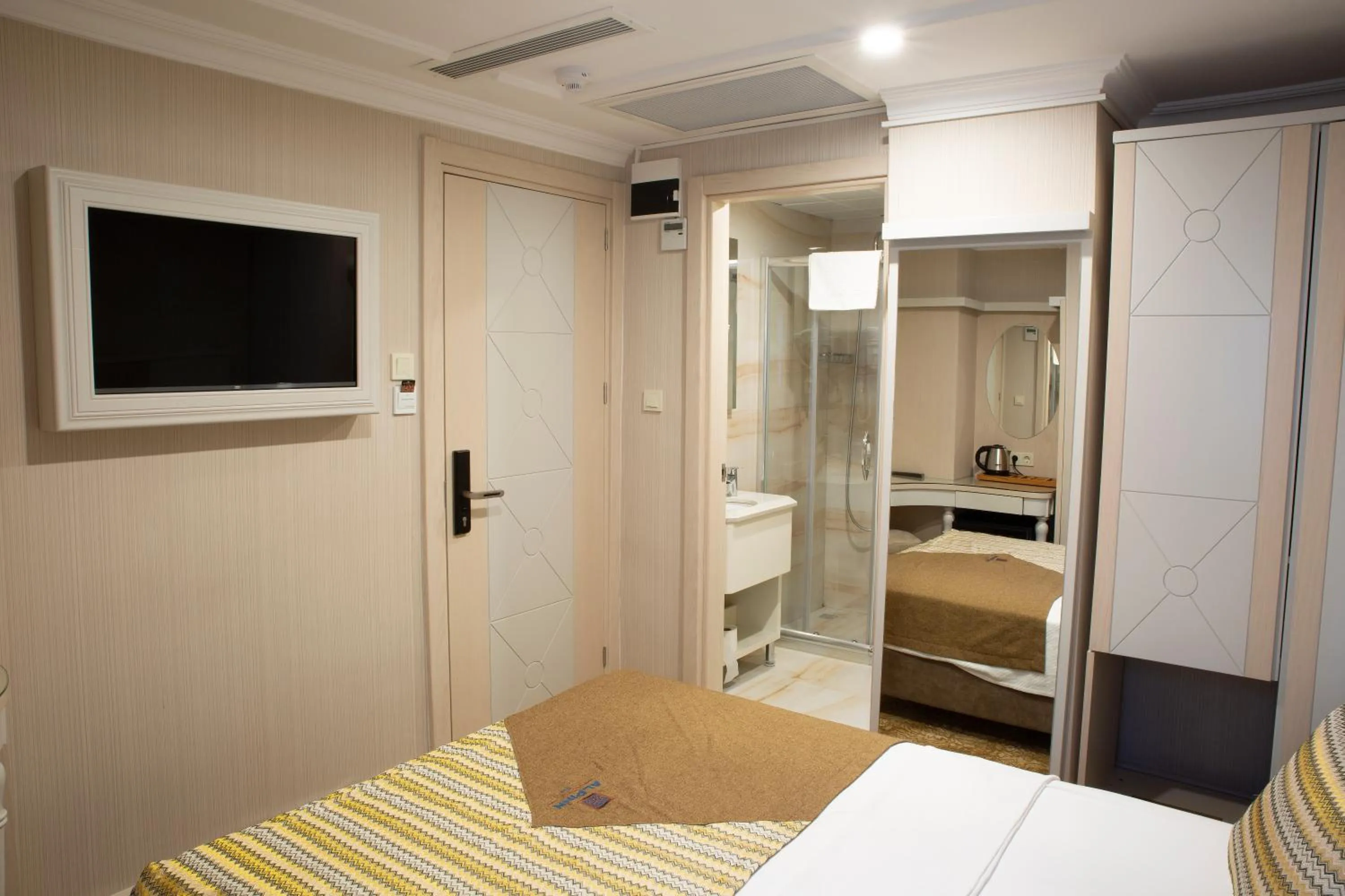 TV and multimedia, Bed in Alpinn Hotel DUE