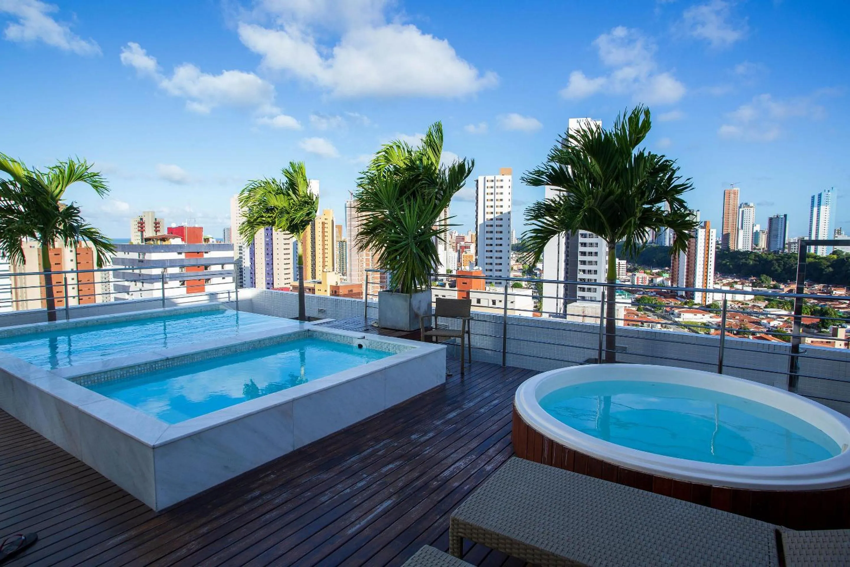 Swimming pool in Manaíra Apart Hotel por Carpediem