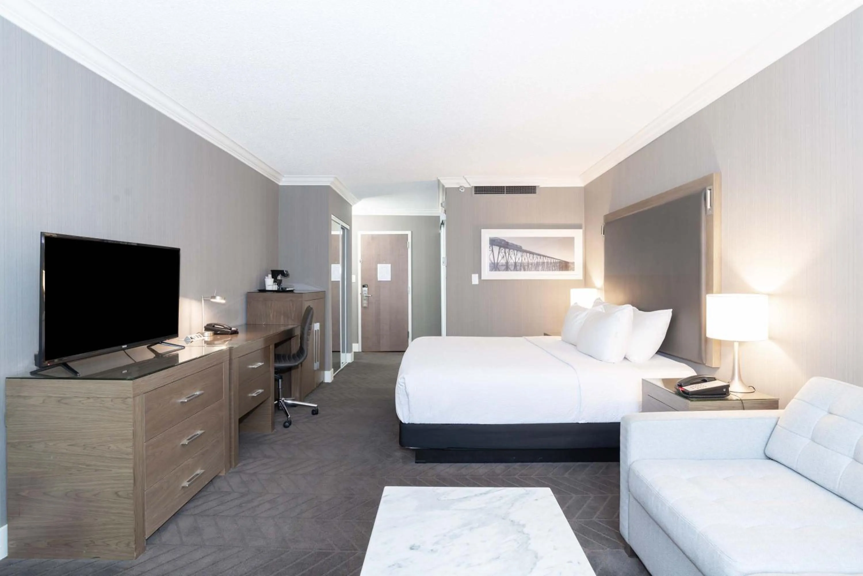 Photo of the whole room, Bed in Sandman Signature Lethbridge Lodge