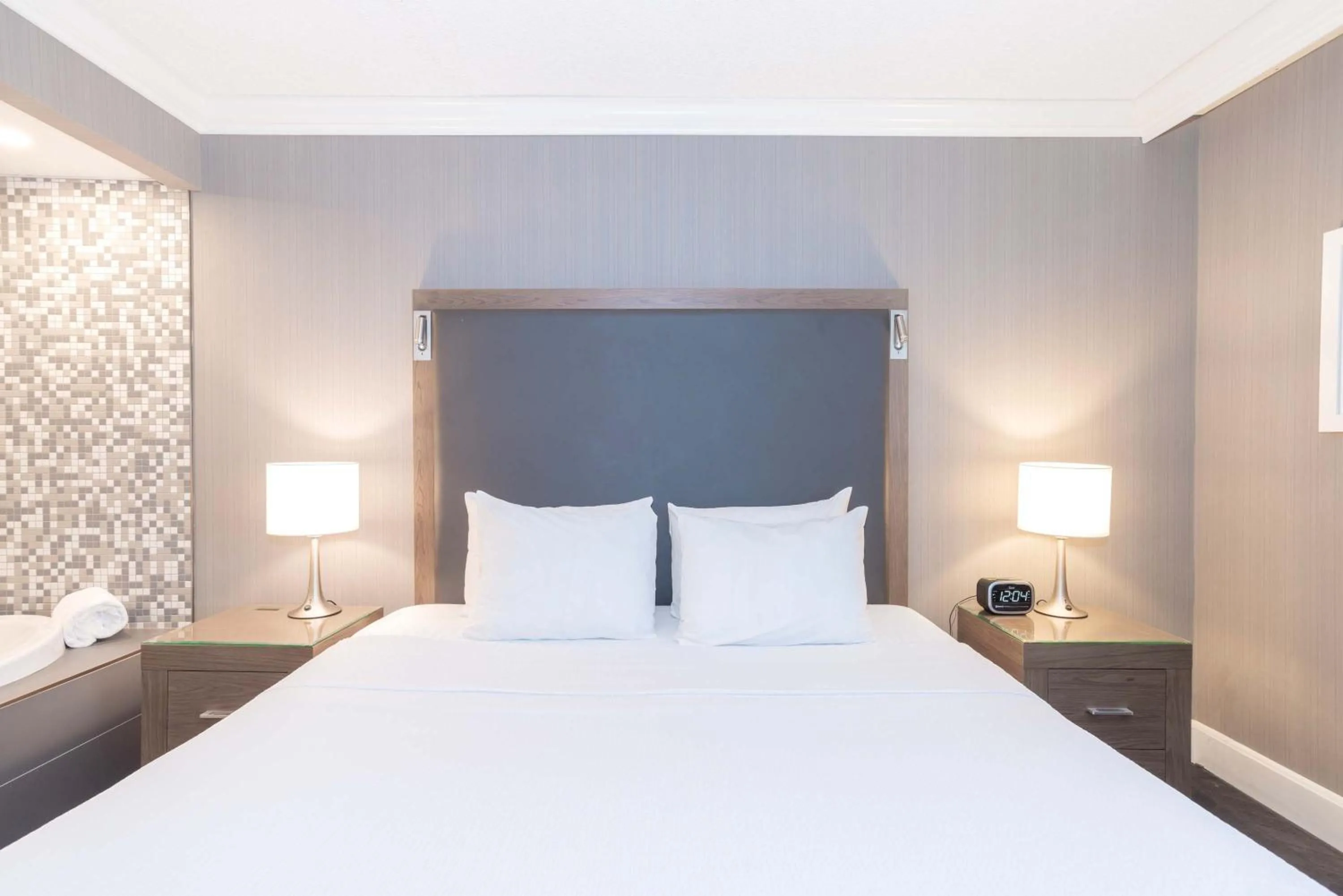 Photo of the whole room, Bed in Sandman Signature Lethbridge Lodge