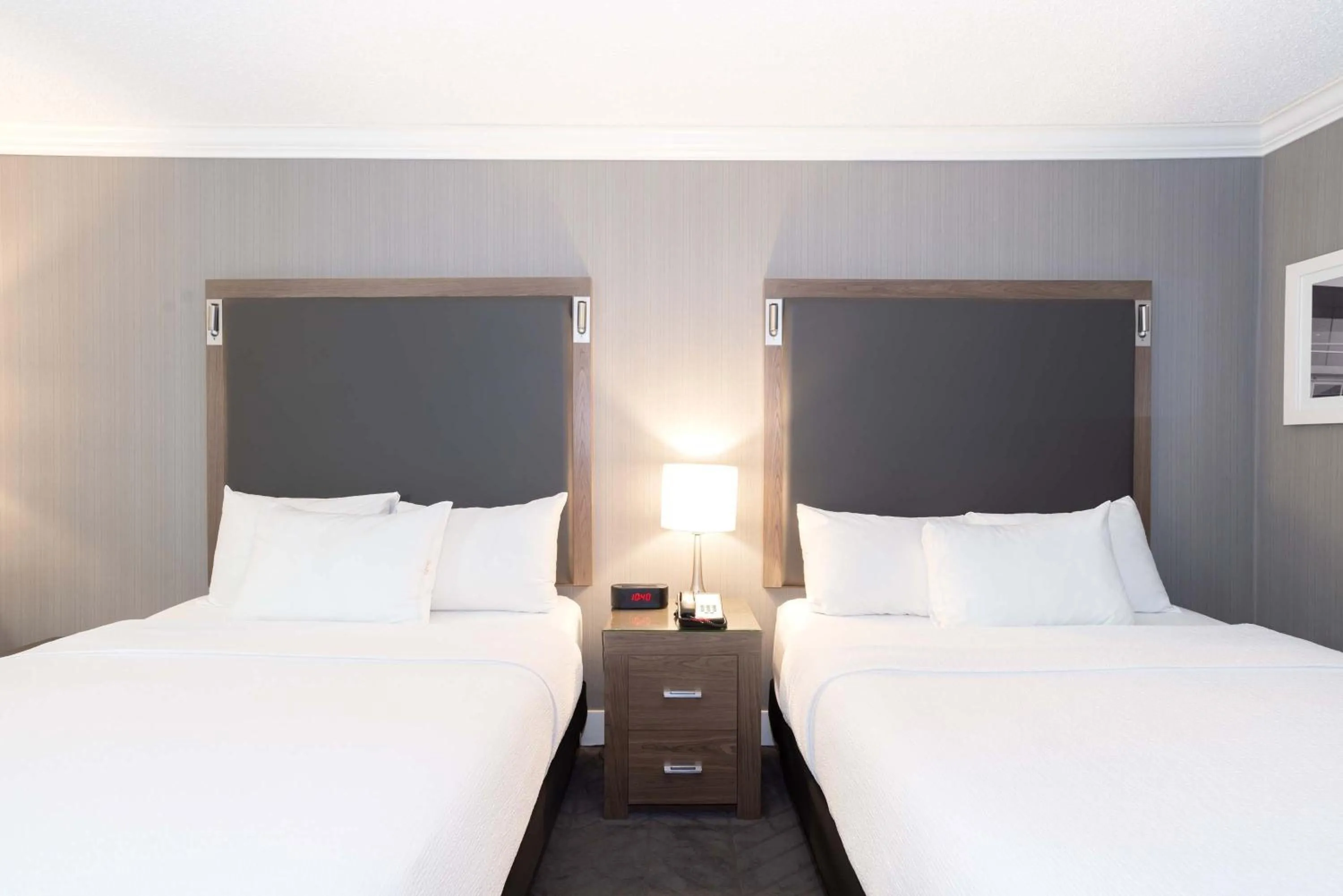 Photo of the whole room, Bed in Sandman Signature Lethbridge Lodge