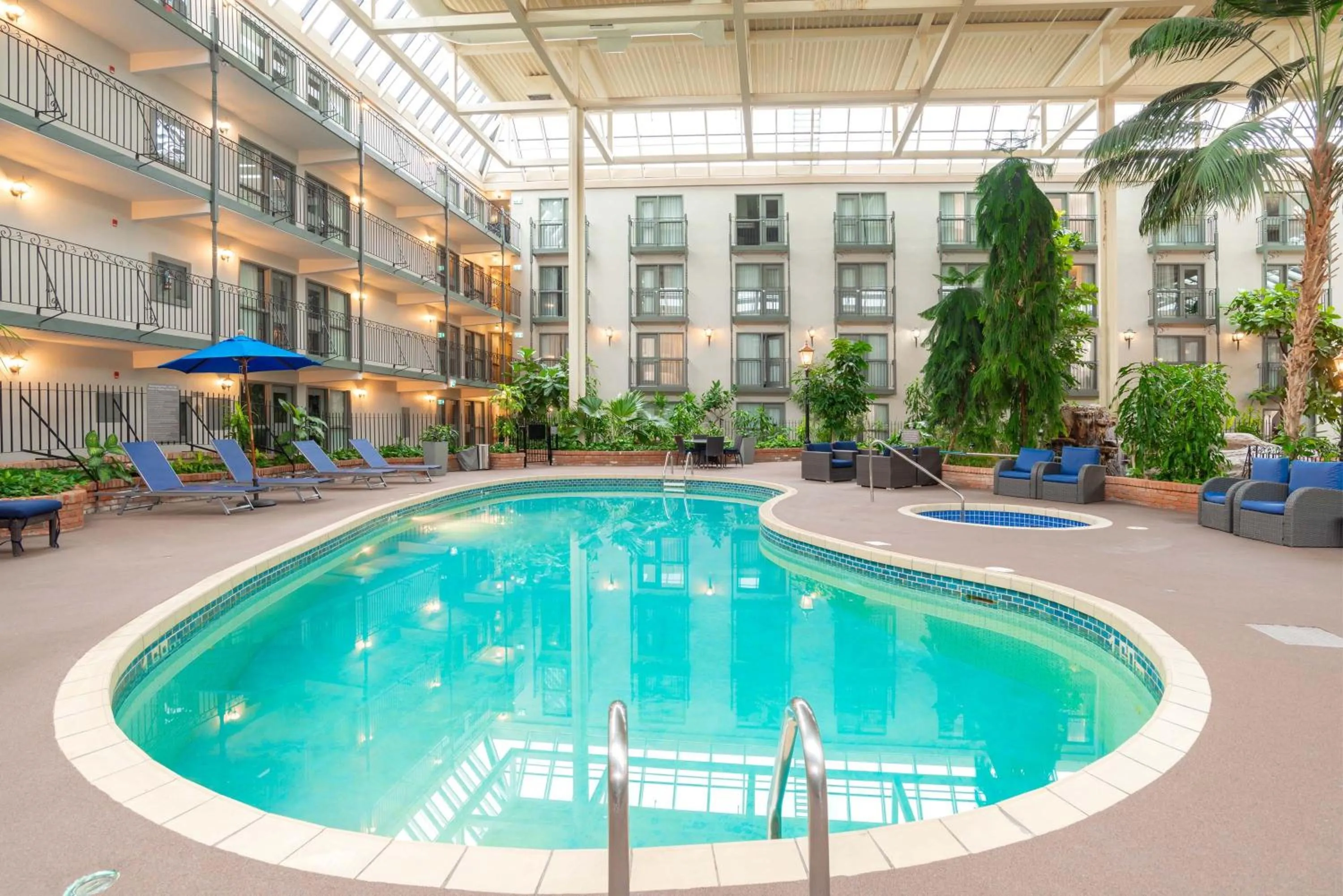 Swimming pool in Sandman Signature Lethbridge Lodge