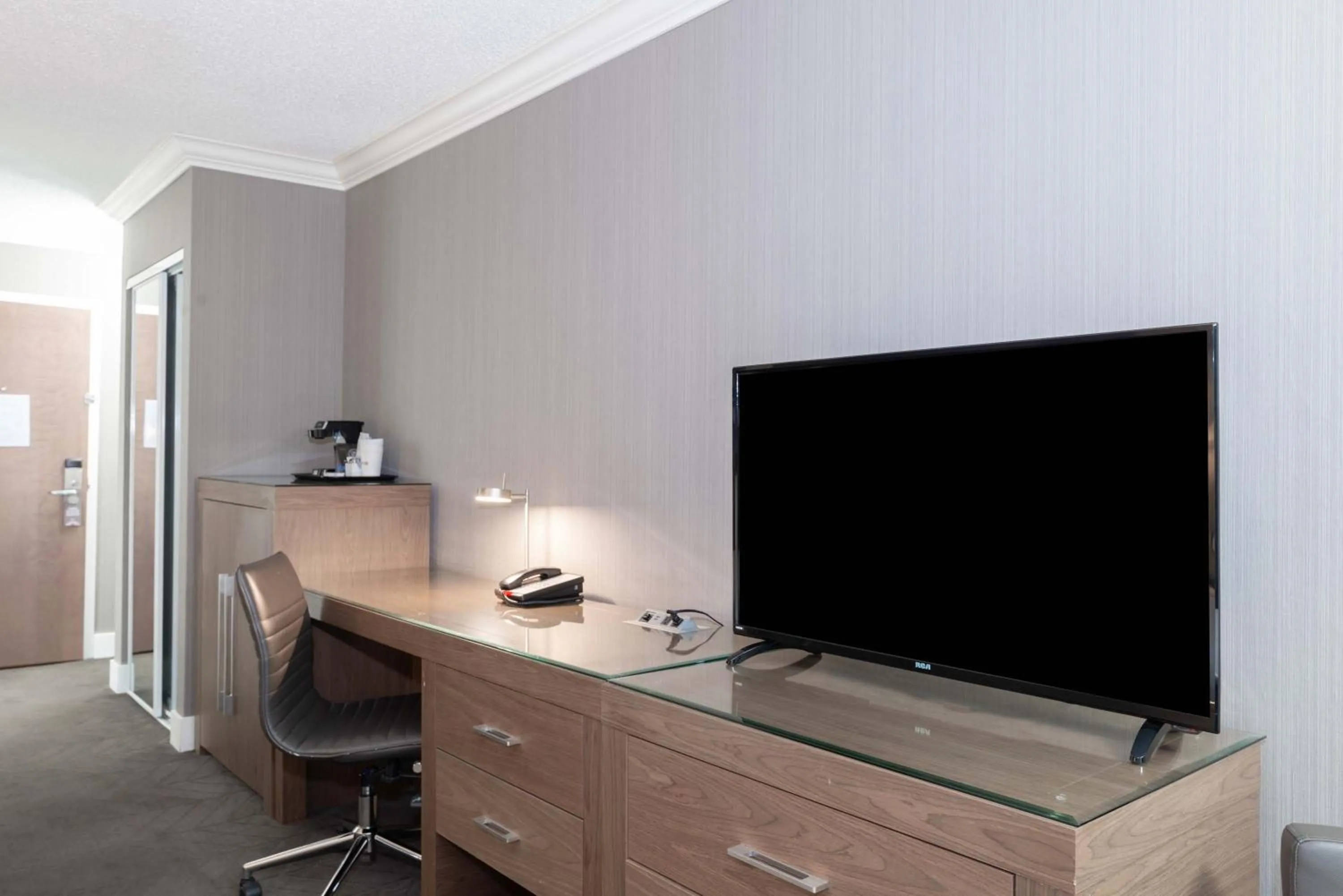 Photo of the whole room in Sandman Signature Lethbridge Lodge