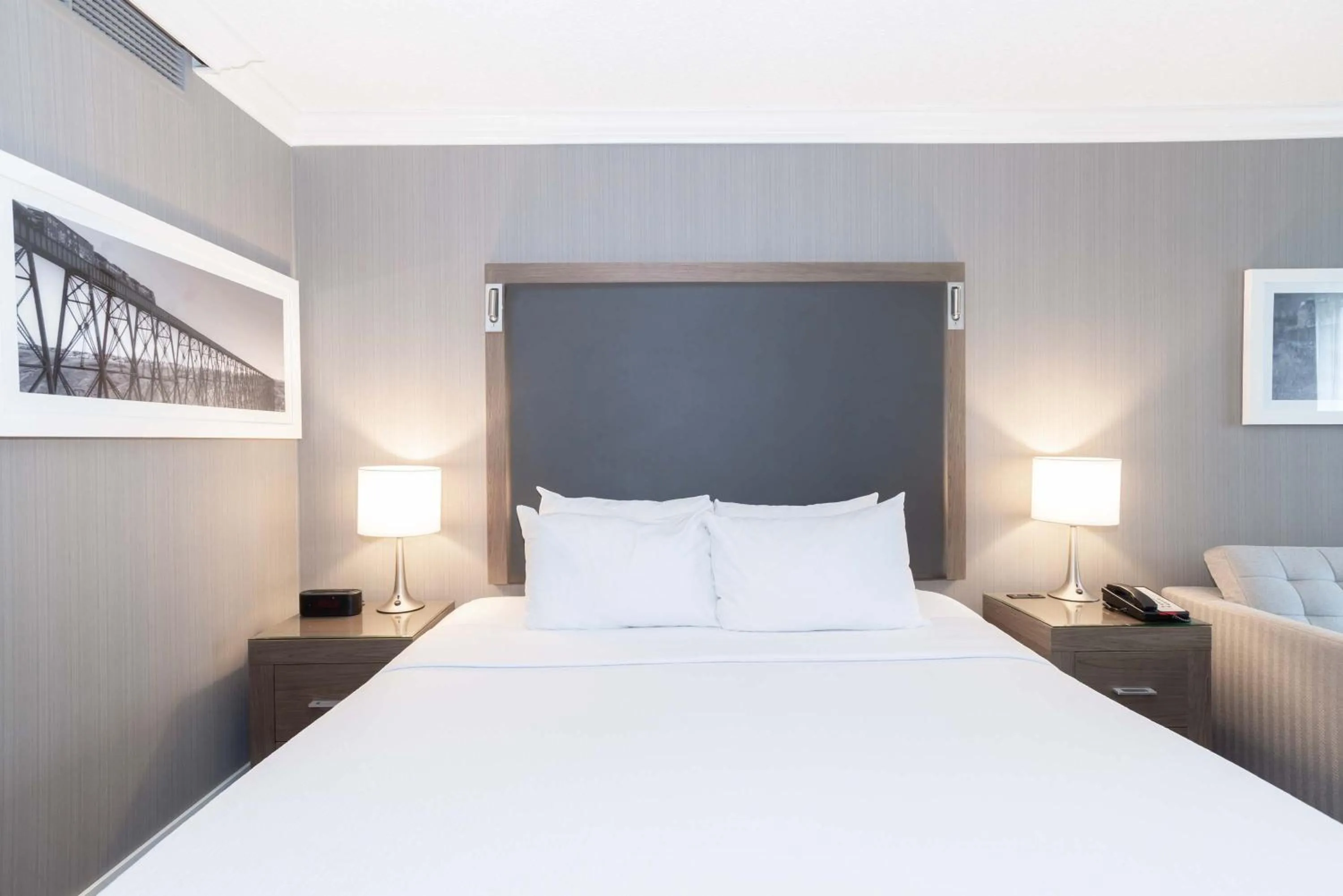 Photo of the whole room, Bed in Sandman Signature Lethbridge Lodge