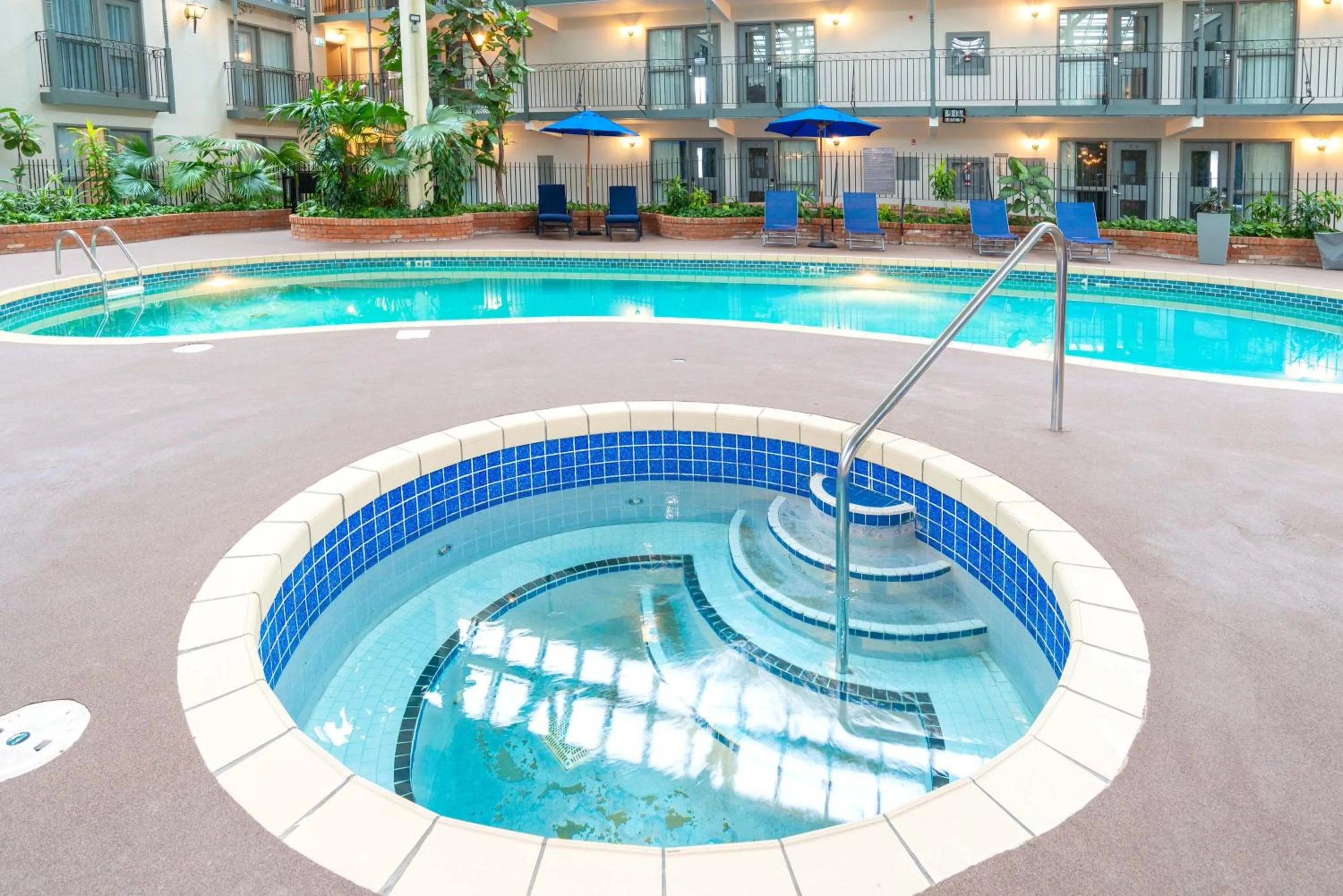 Swimming pool in Sandman Signature Lethbridge Lodge