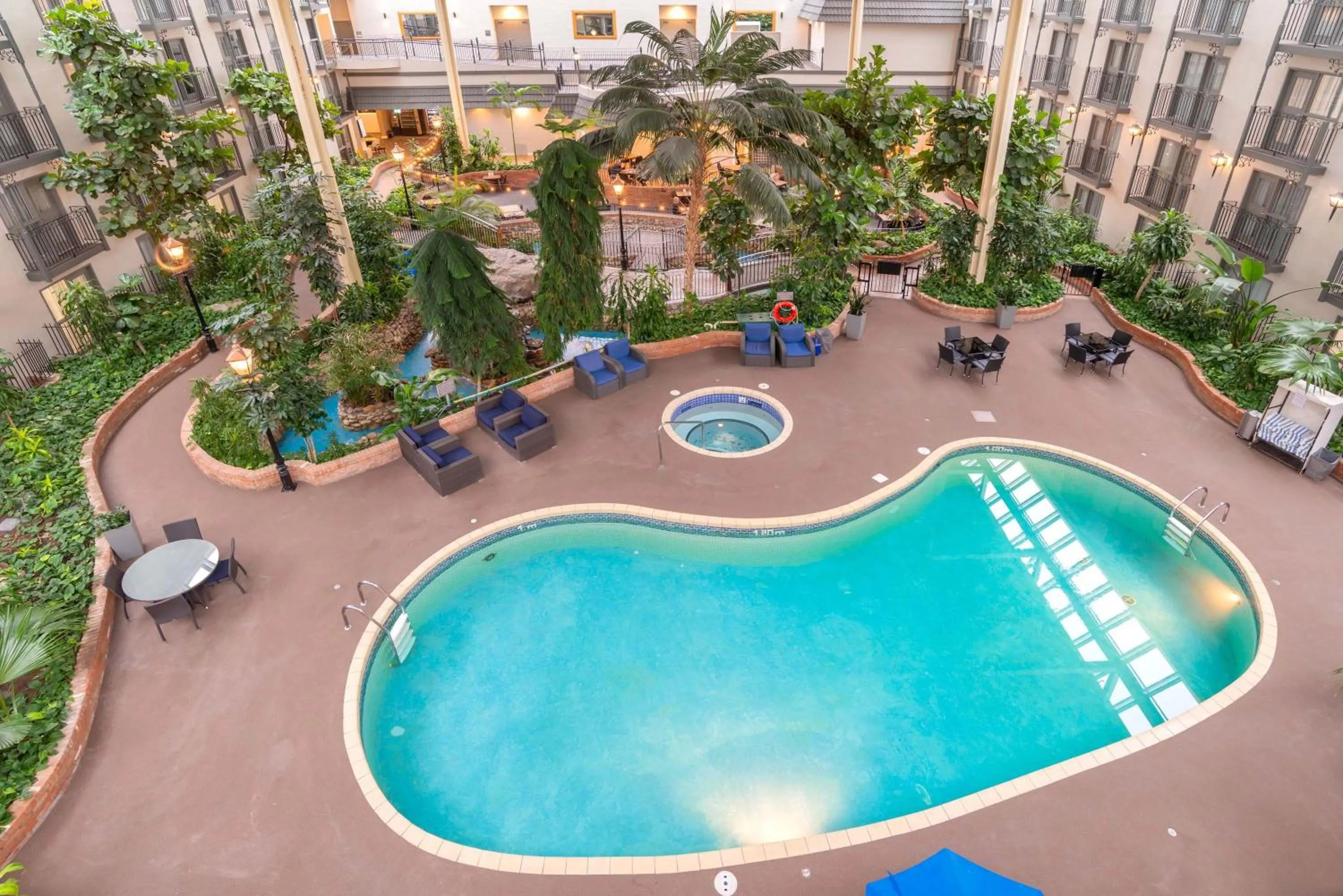 Swimming pool in Sandman Signature Lethbridge Lodge