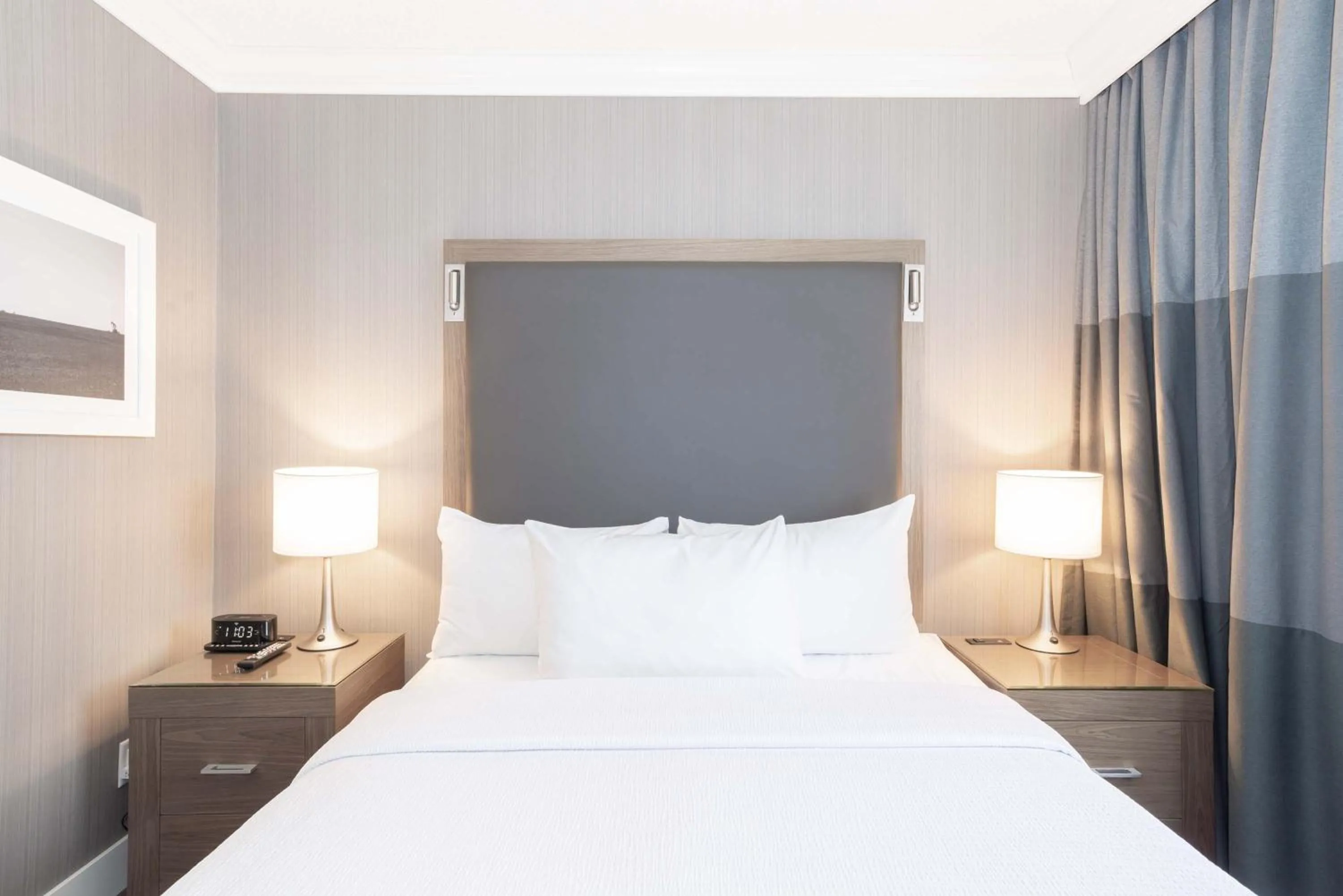 Photo of the whole room, Bed in Sandman Signature Lethbridge Lodge