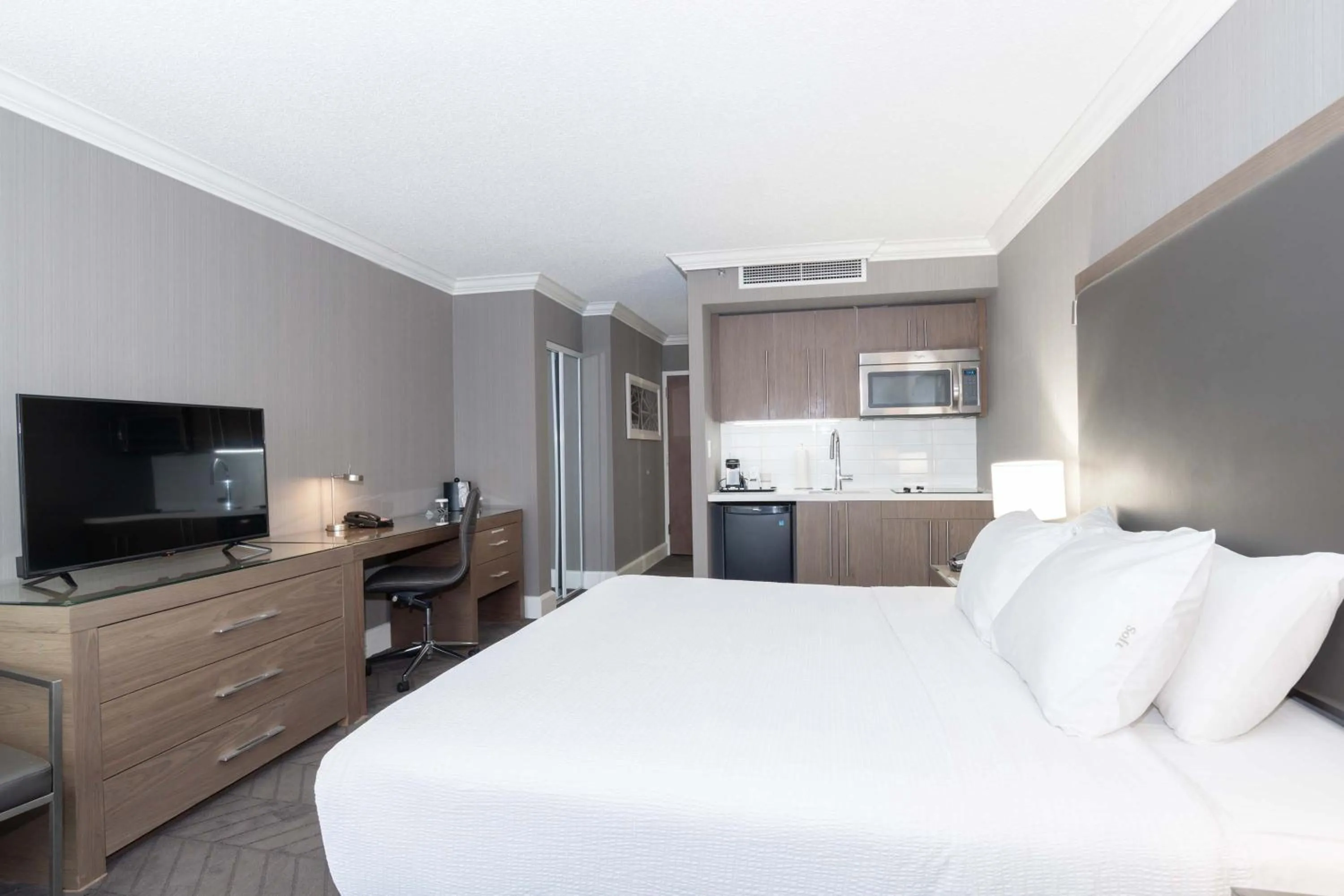 Photo of the whole room, Bed in Sandman Signature Lethbridge Lodge