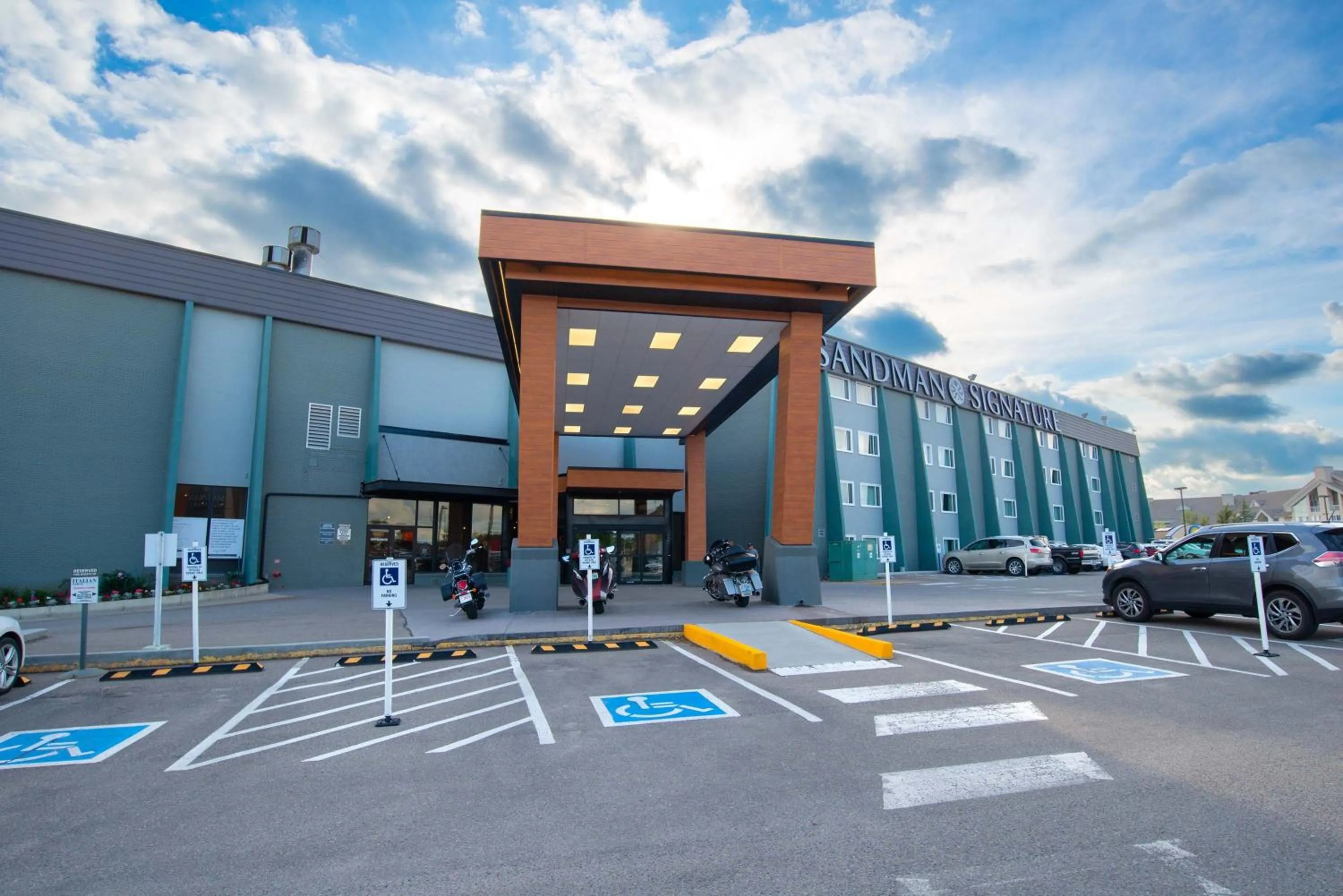 Property building in Sandman Signature Lethbridge Lodge