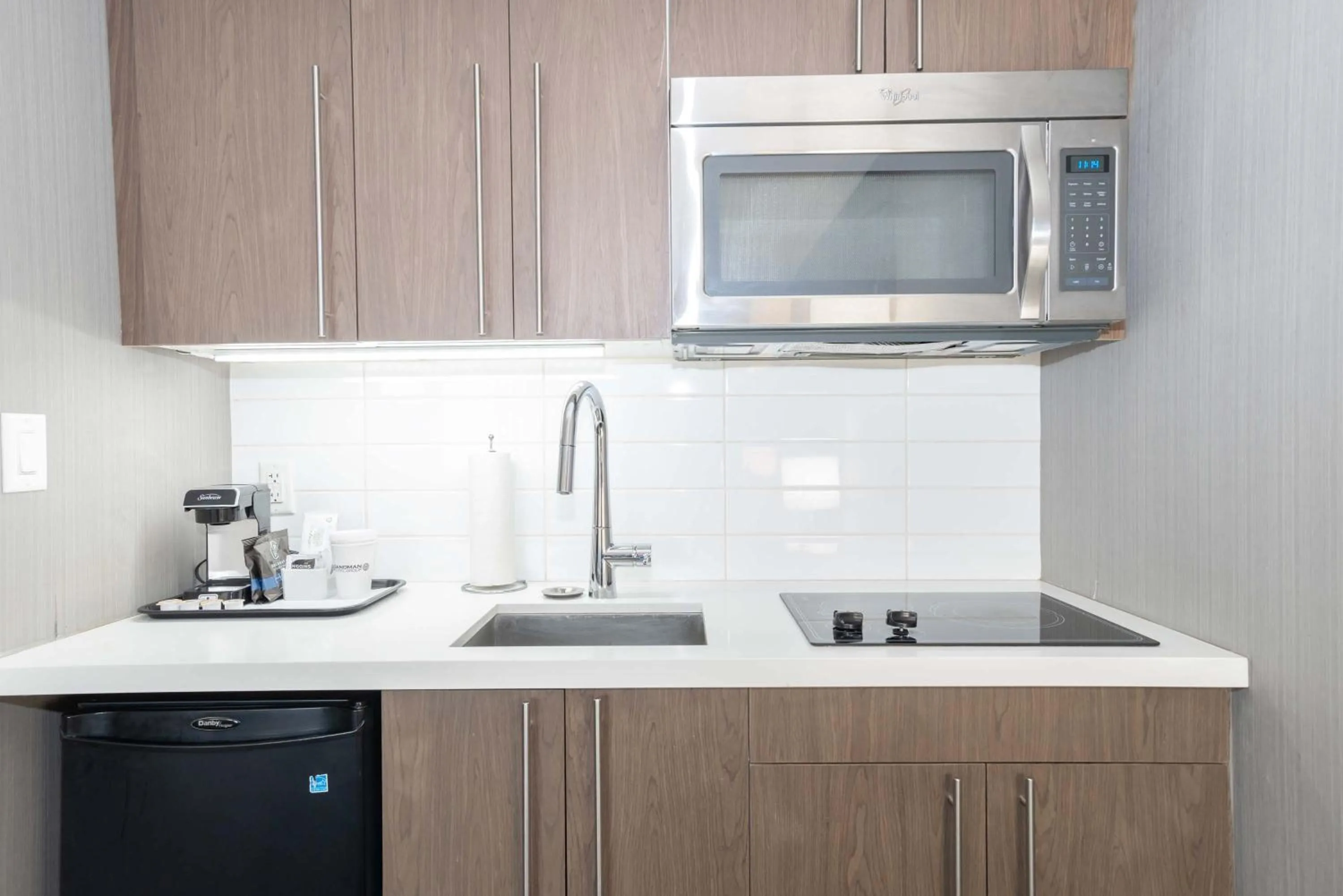 Kitchen or kitchenette in Sandman Signature Lethbridge Lodge