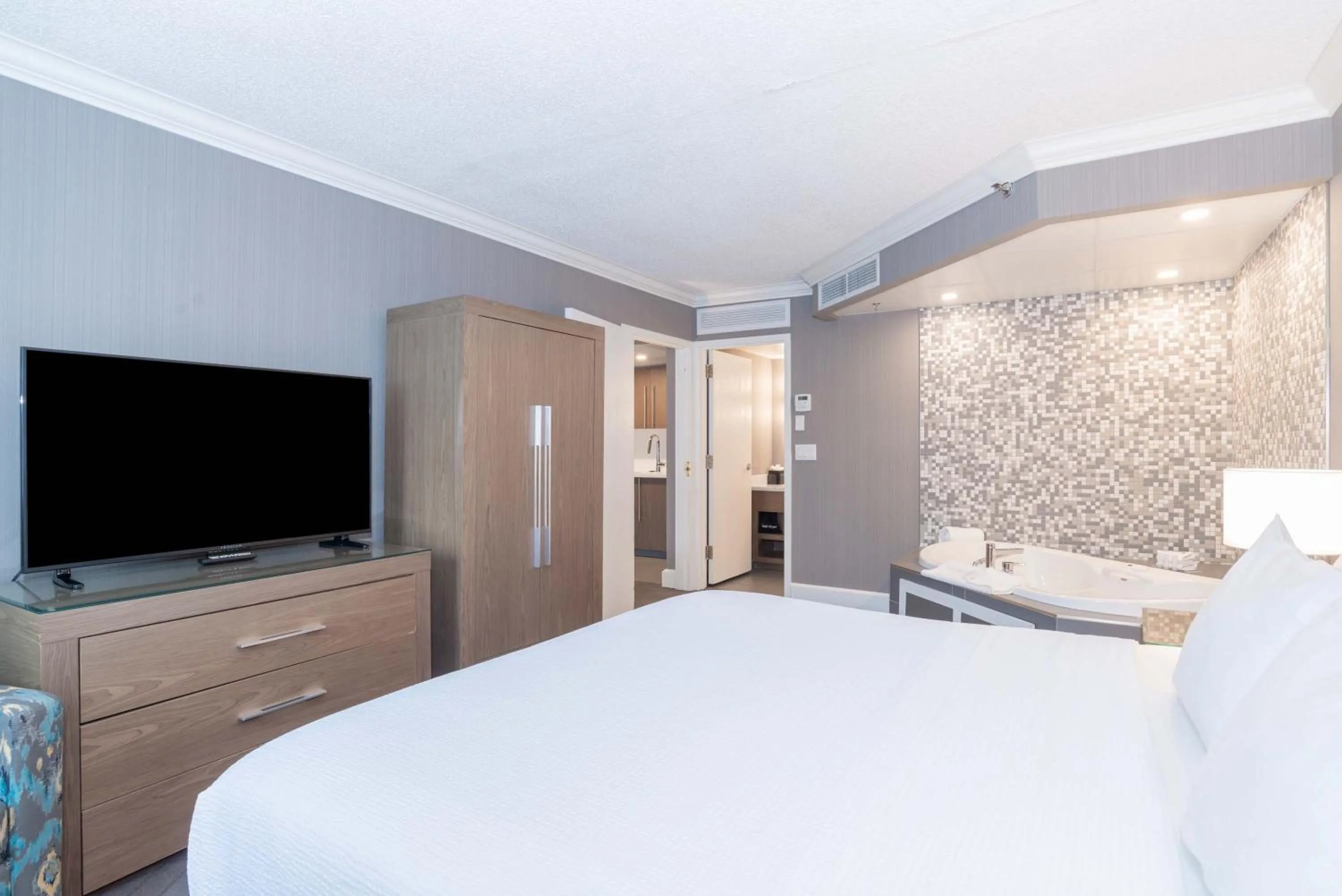 Photo of the whole room, Bed in Sandman Signature Lethbridge Lodge