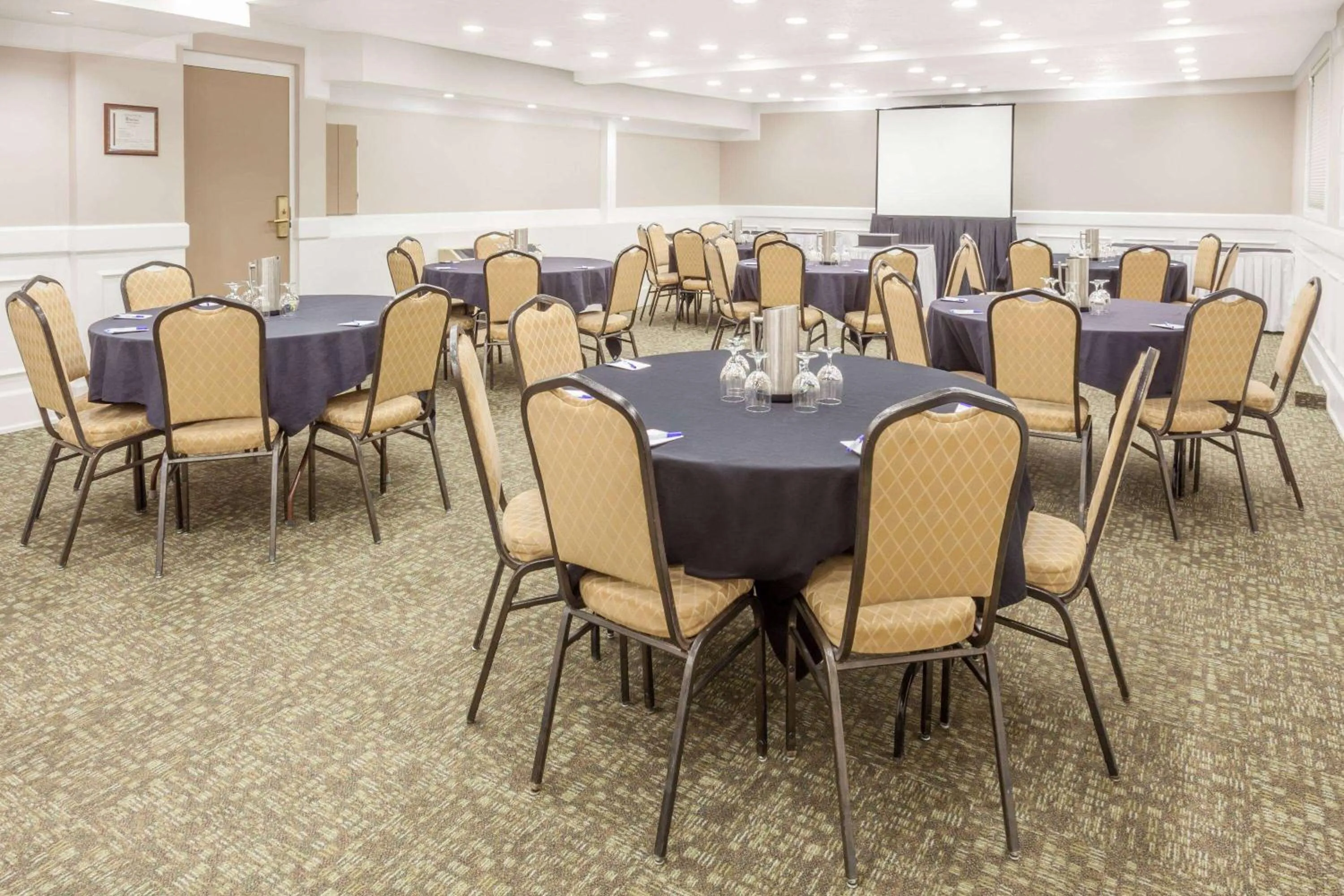 Meeting/conference room in Baymont by Wyndham Red Deer