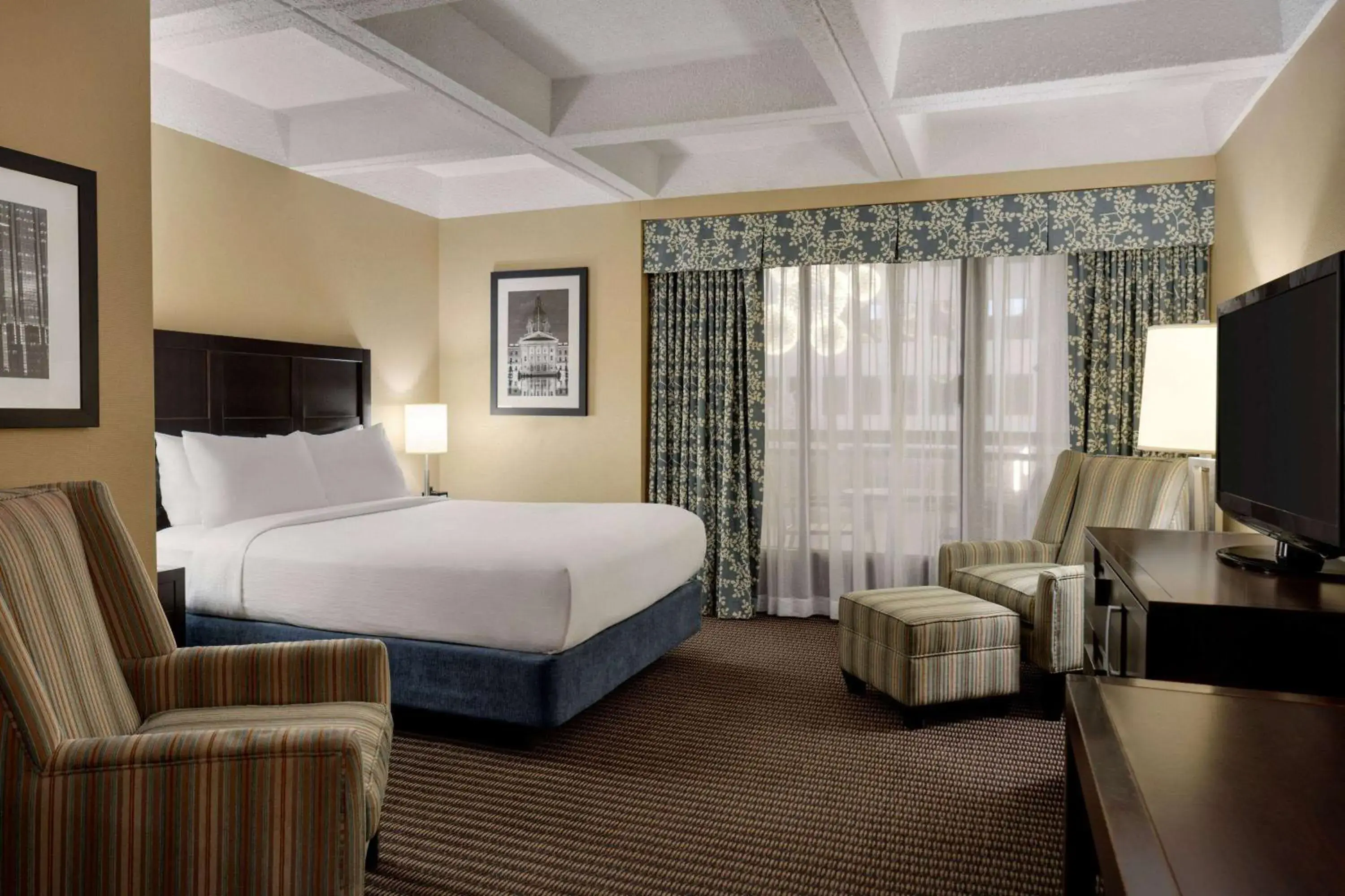 Queen Room - Non-Smoking in Wyndham Edmonton Hotel and Conference Centre Queen Room - Non-Smoking in Wyndham Edmonton Hotel and Conference Centre