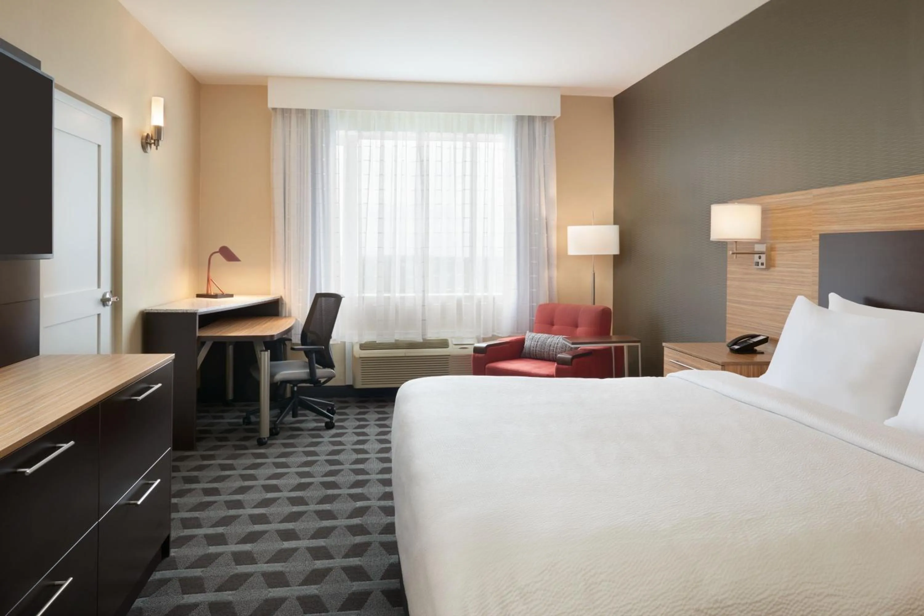 Photo of the whole room, Bed in TownePlace Suites by Marriott Toronto Oakville
