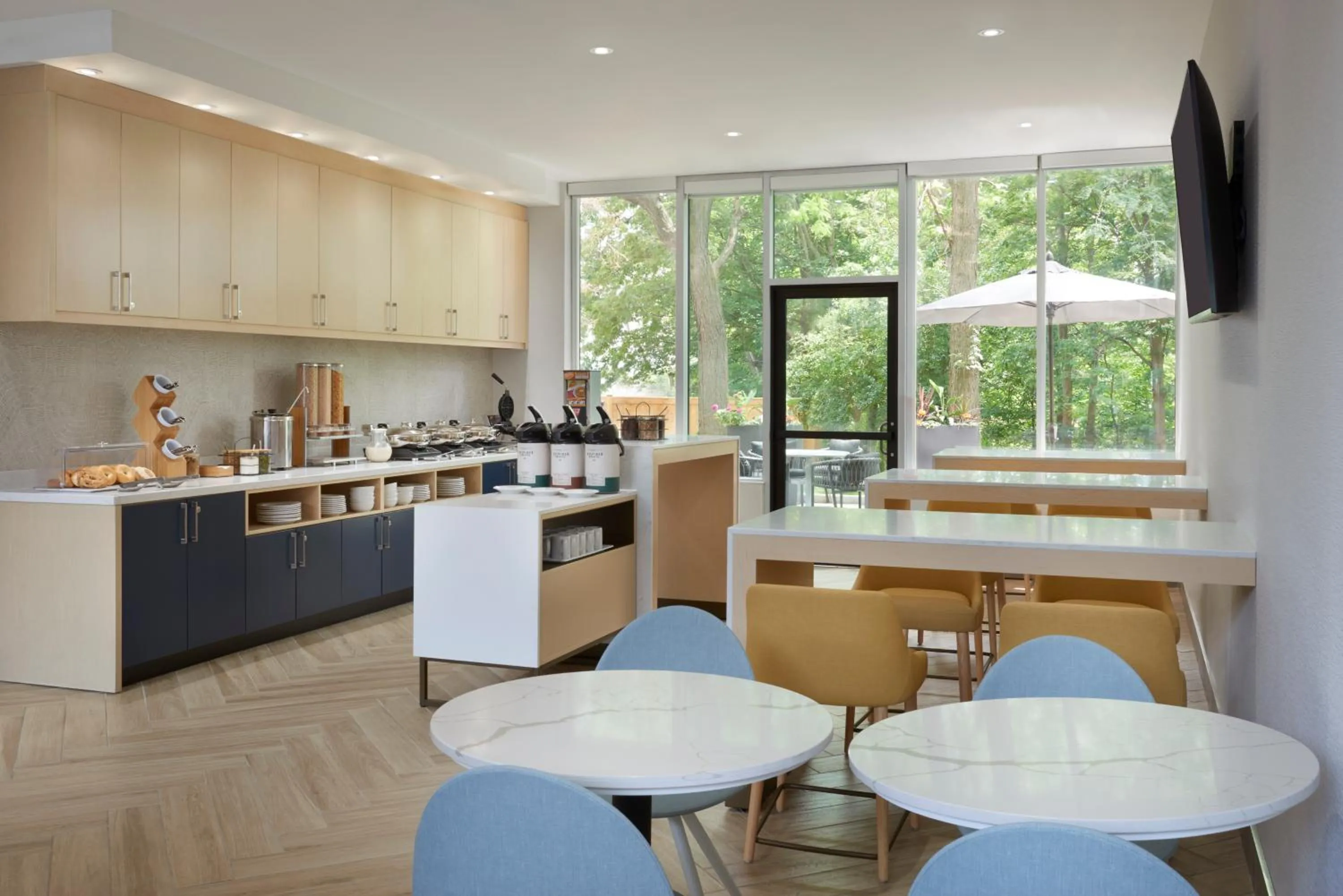 Coffee/tea facilities in TownePlace Suites by Marriott Toronto Oakville