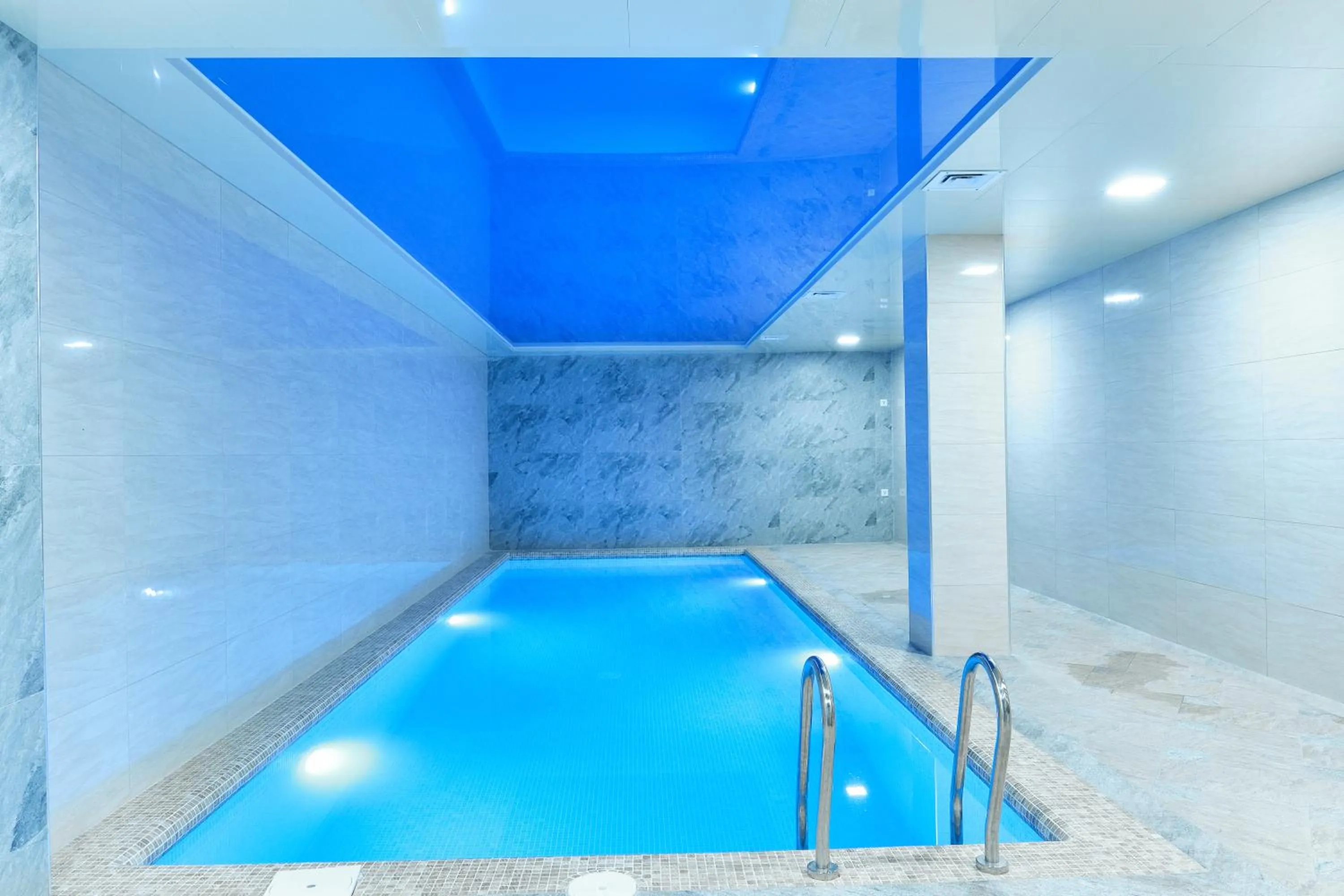 Swimming pool in Central Palace Halal Hotel