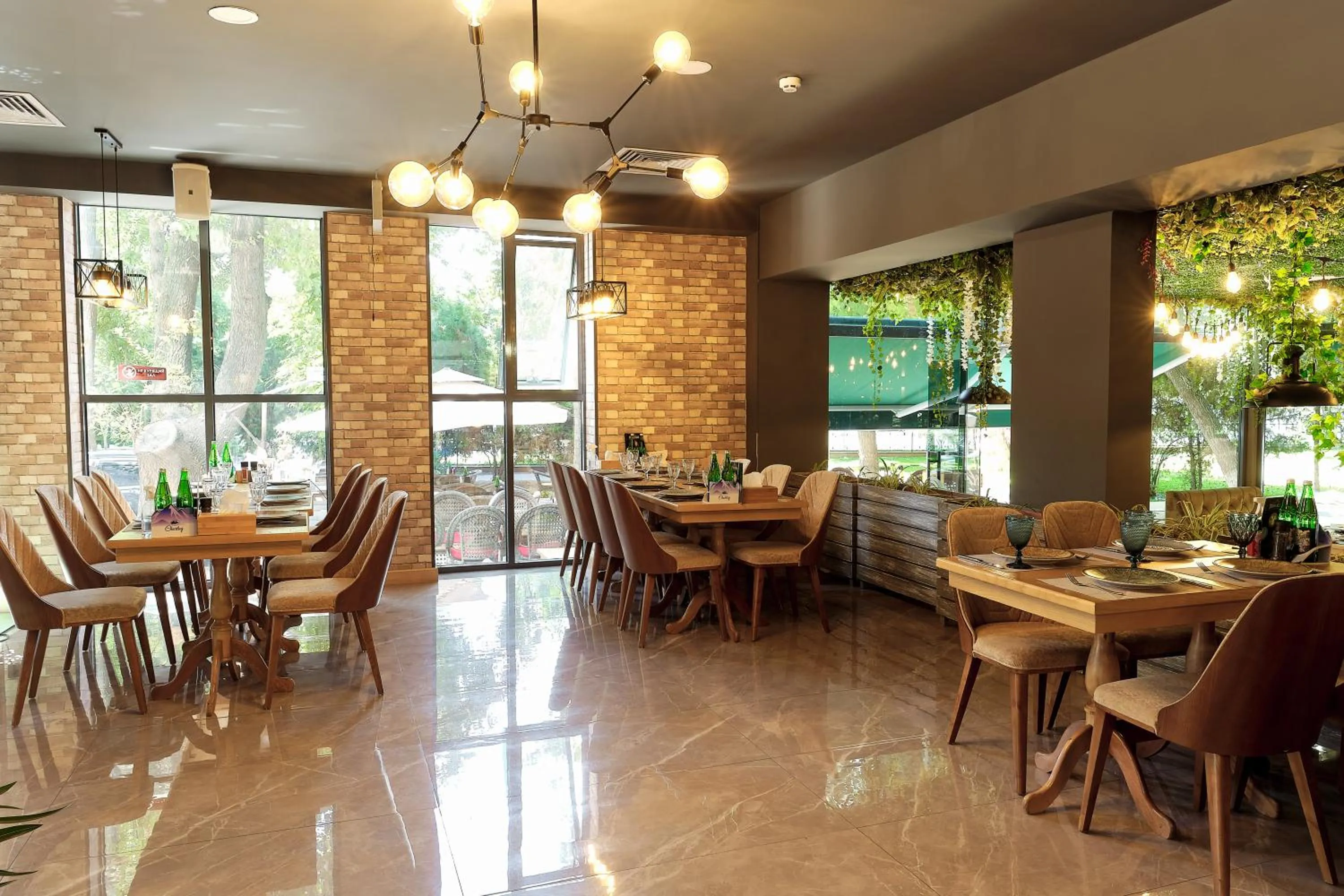 Restaurant/places to eat in Central Palace Halal Hotel