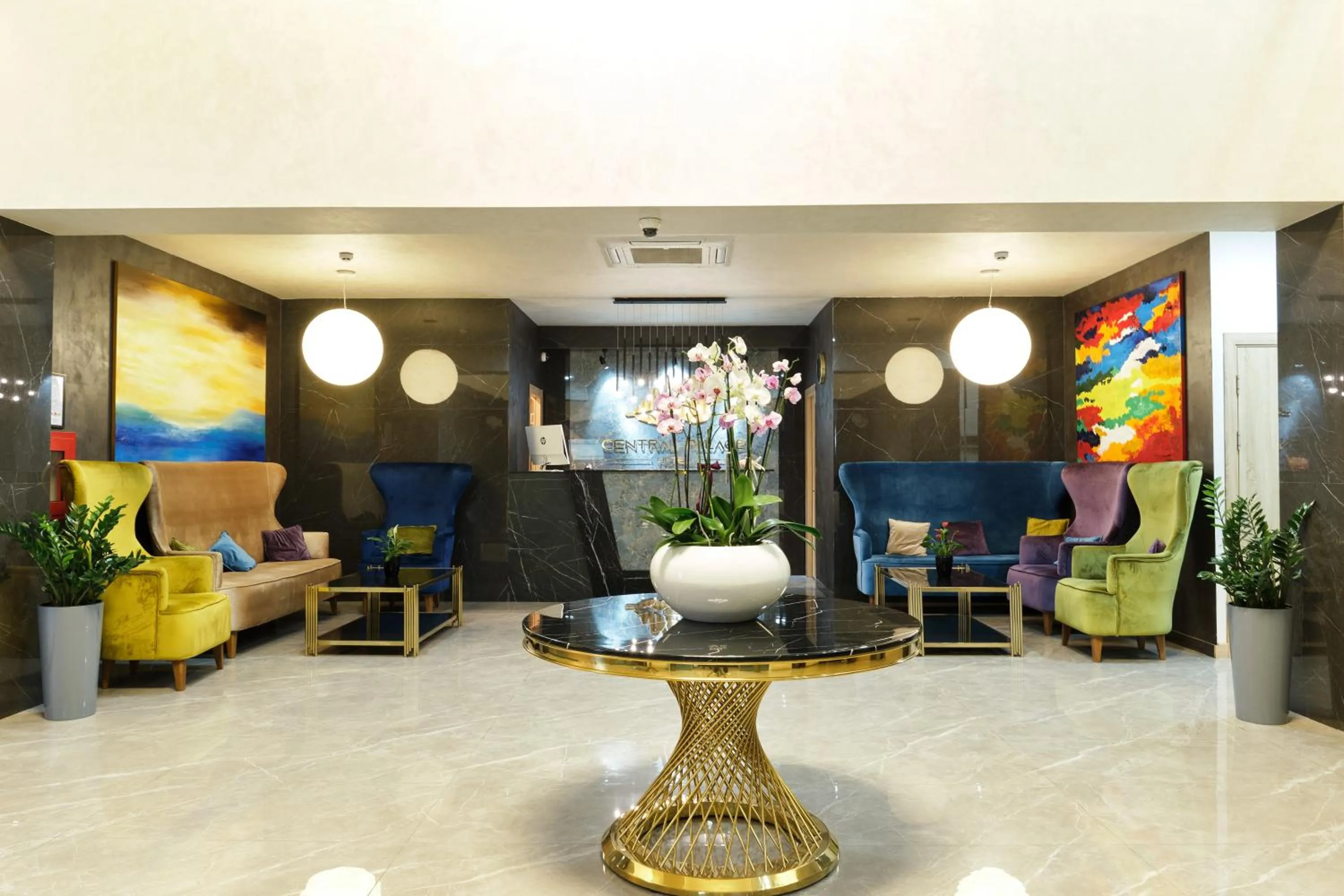 Lobby or reception in Central Palace Halal Hotel
