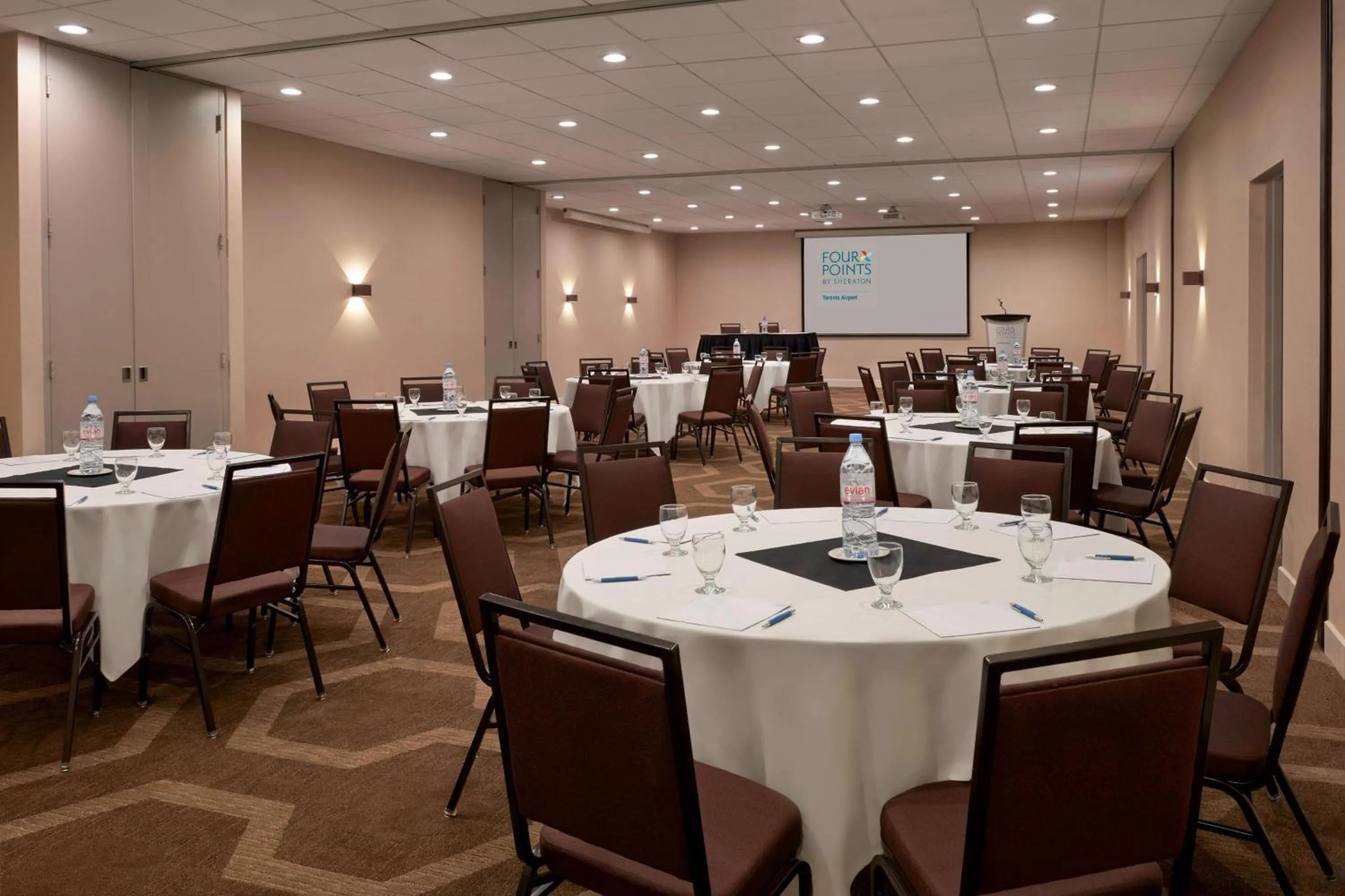 Meeting/conference room in Four Points by Sheraton Toronto Airport